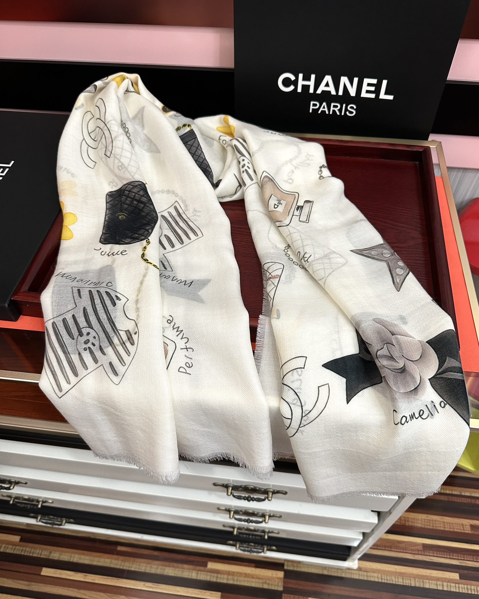 新款。香奈儿 永远经典双C优雅Coco风[礼物]~气质到骨子里[色]香奶奶新一季的面料超高级，真心超级柔