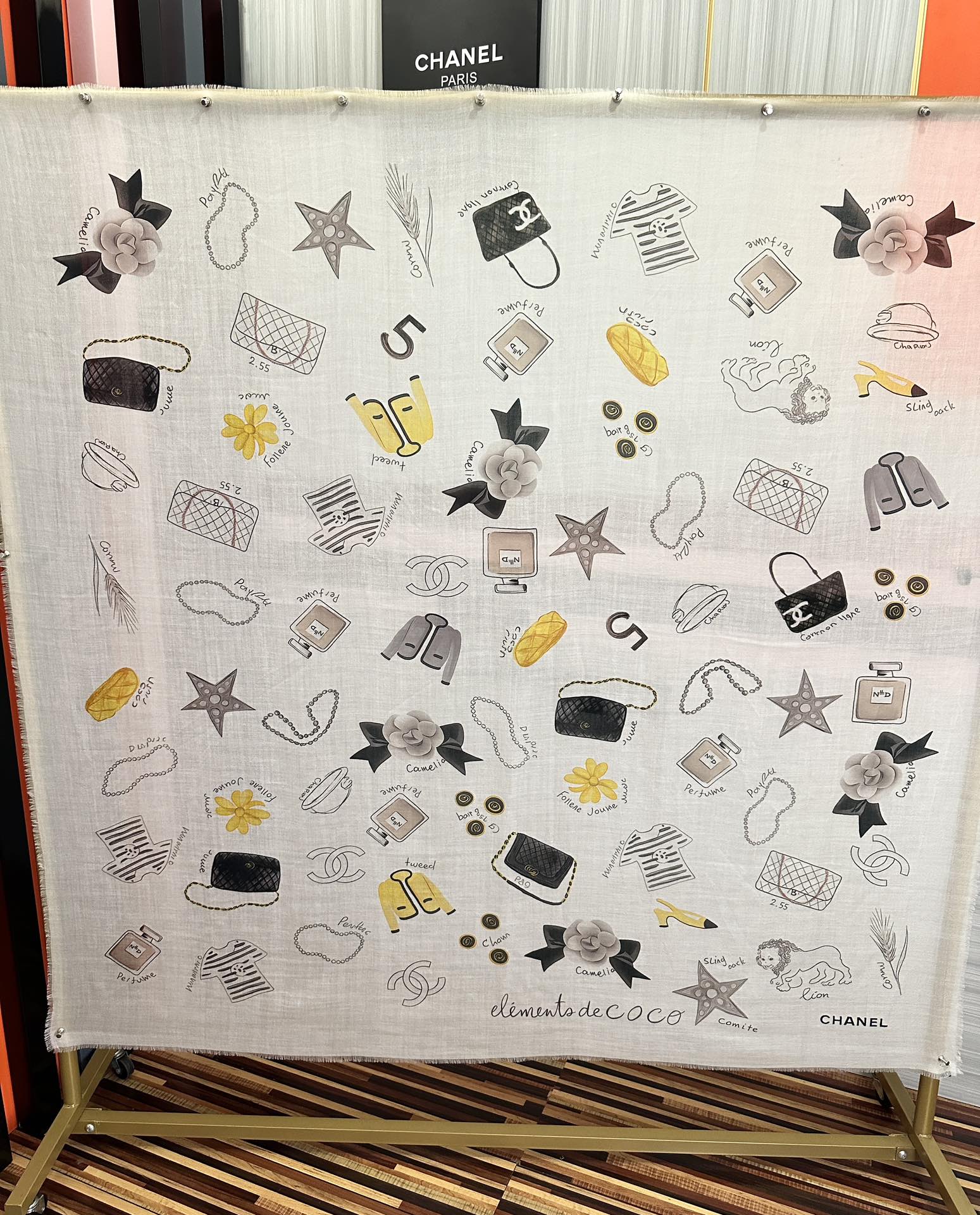 新款。香奈儿 永远经典双C优雅Coco风[礼物]~气质到骨子里[色]香奶奶新一季的面料超高级，真心超级柔