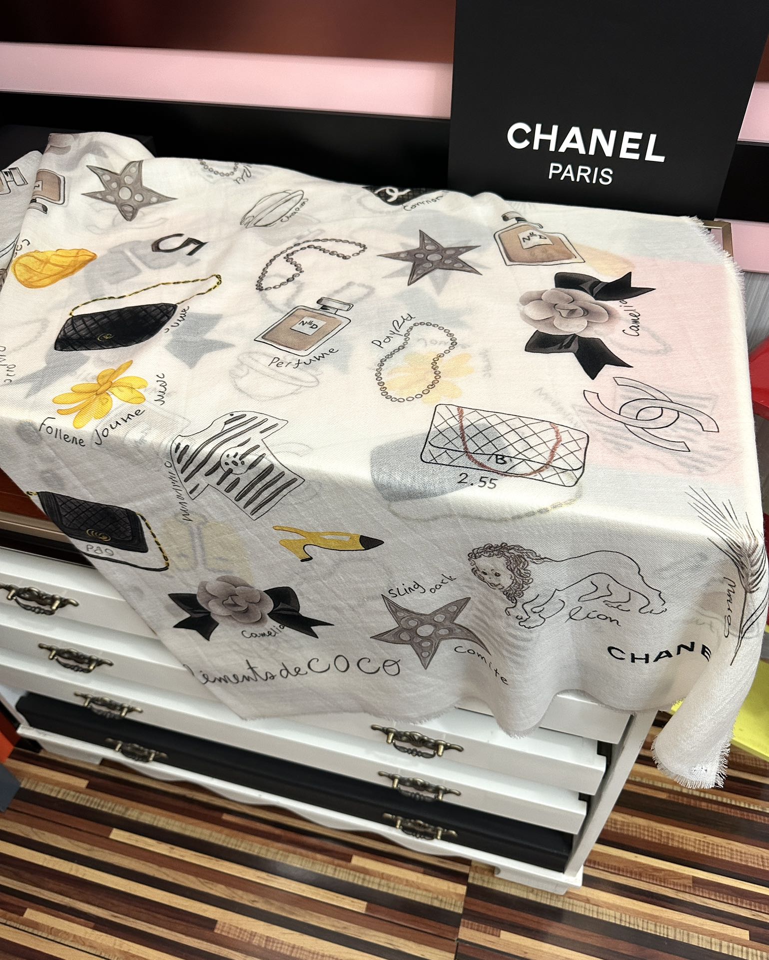 新款。香奈儿 永远经典双C优雅Coco风[礼物]~气质到骨子里[色]香奶奶新一季的面料超高级，真心超级柔