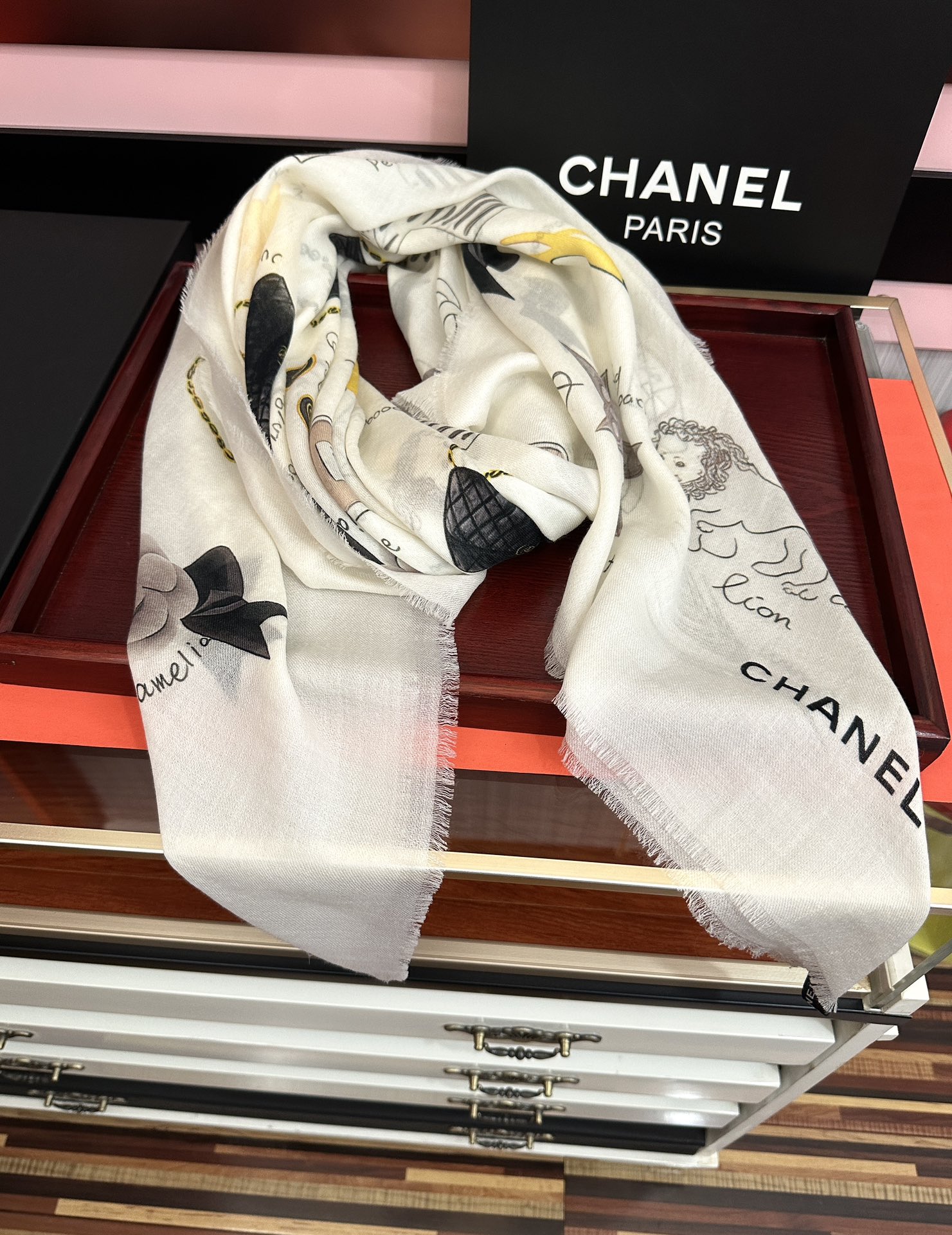 新款。香奈儿 永远经典双C优雅Coco风[礼物]~气质到骨子里[色]香奶奶新一季的面料超高级，真心超级柔