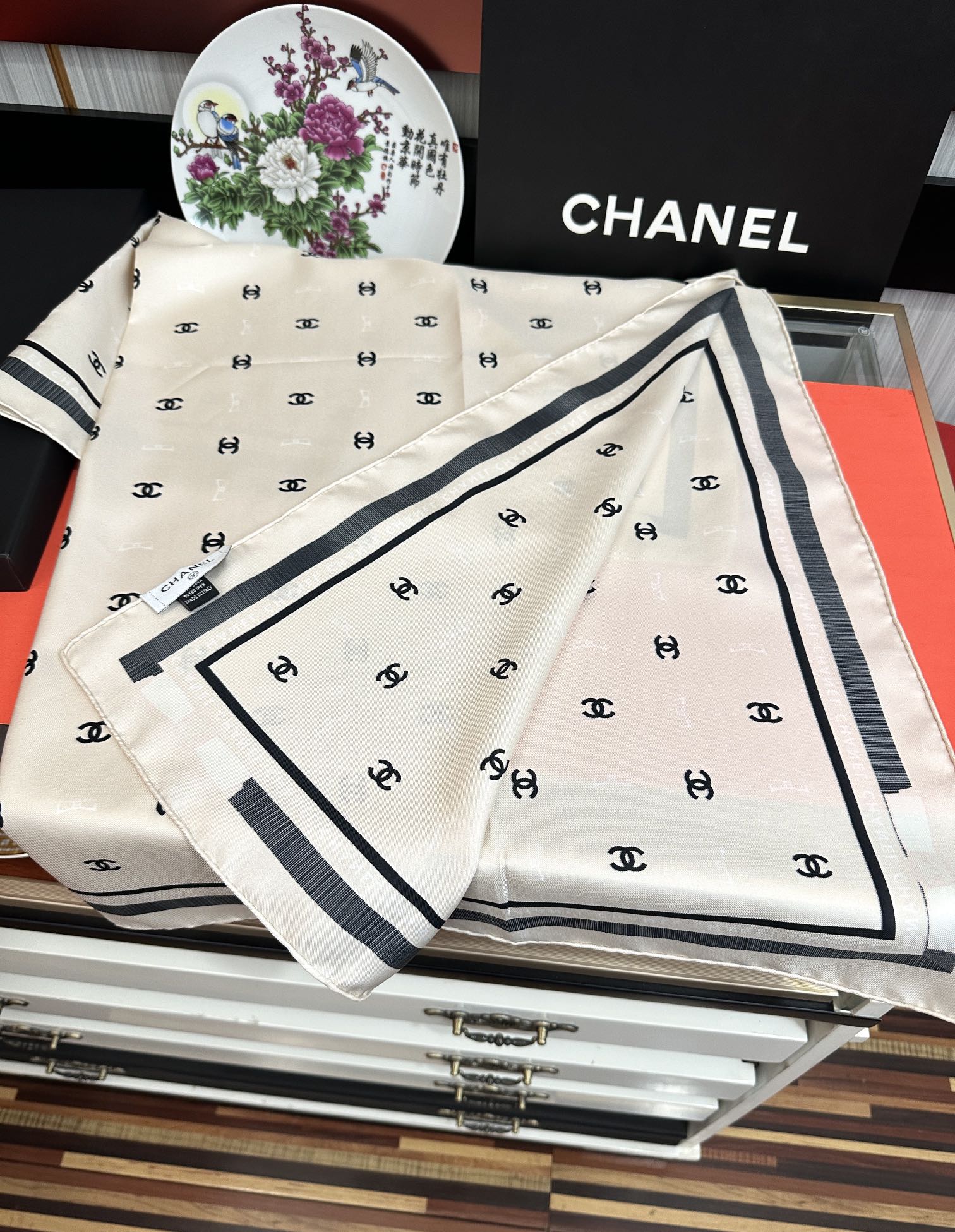 新款[發]CHANEL 官网同步【双面同色蝴蝶结🎀】18姆米 2025新品方巾必须征服它今年丝巾的戴法[