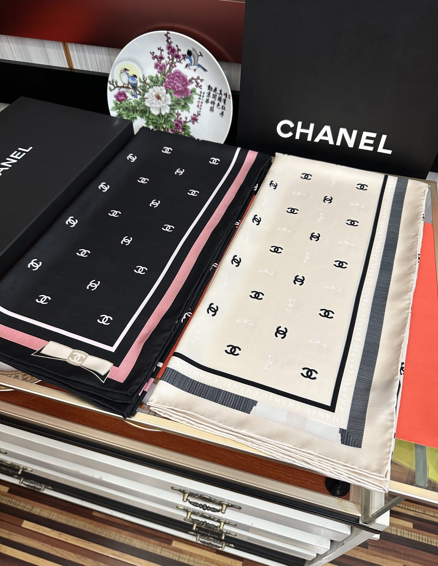 新款[發]CHANEL 官网同步【双面同色蝴蝶结🎀】18姆米 2025新品方巾必须征服它今年丝巾的戴法[