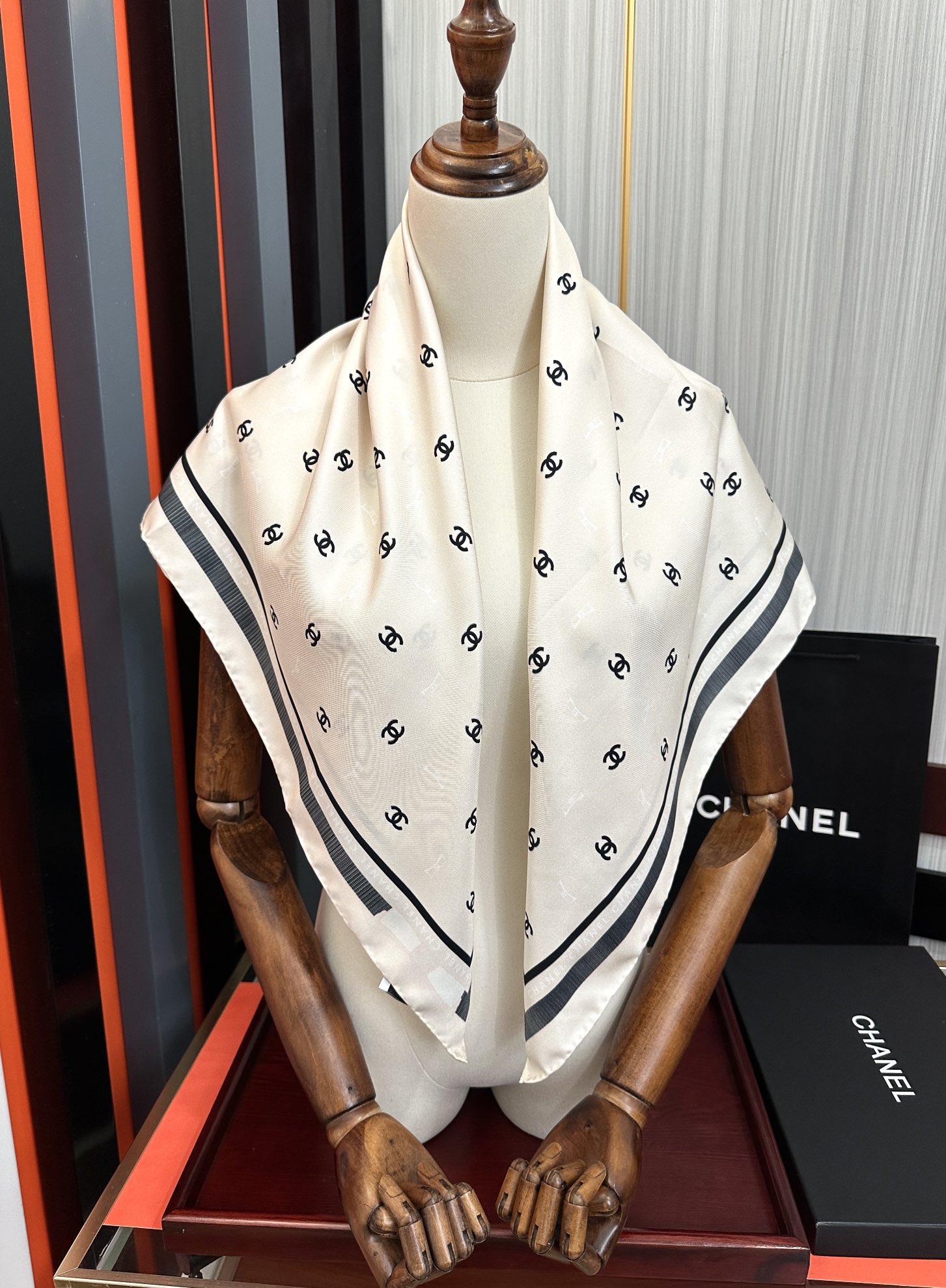 新款[發]CHANEL 官网同步【双面同色蝴蝶结🎀】18姆米 2025新品方巾必须征服它今年丝巾的戴法[