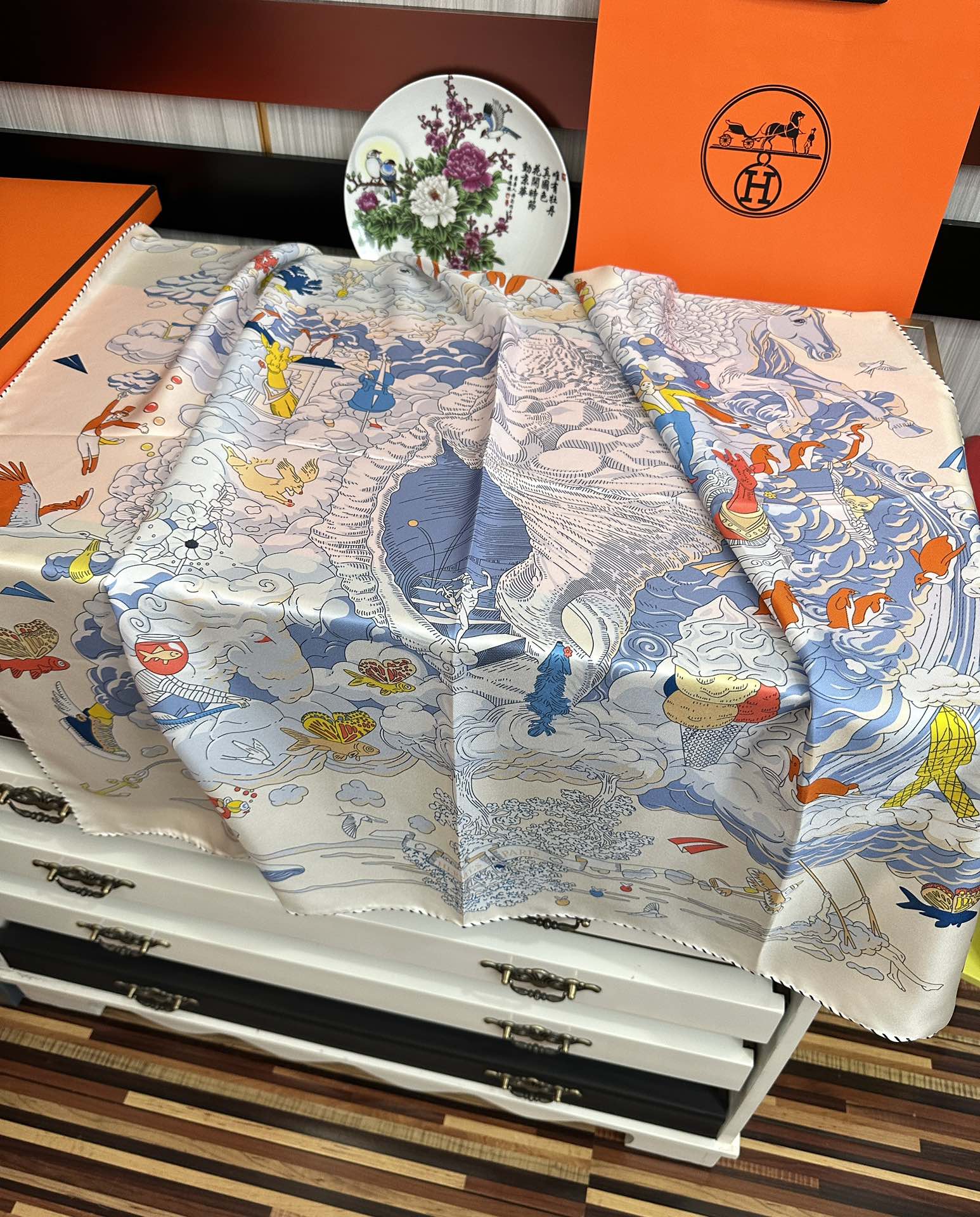 高版本2025𝐇𝐞𝐫𝐦𝐞𝐬 。《我的云间万象》设计犹如梦幻的邀约[庆祝]这条丝巾充满了童趣[發]富有想象