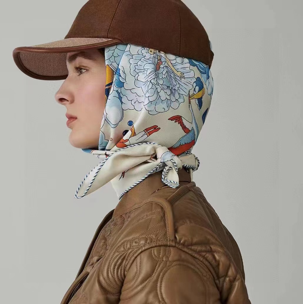 NO:704465,The high version 2025 'My Everything in the Clouds' is designed like a dreamy invitation [Celebration] This scarf is full of childishness [Fa] Imaginative and takes you to the sky, the excitement of the clouds and the deep tranquility of the seabed [呑ya] The clouds and clouds are filled with a free and dreamy atmosphere [Proud] Elegant and childlike [Color] The color scheme is full of high-end sense [Happy] Recommended for gifts and personal use Size: 90x90, material: silk high version scarf, high version scarf, real silk19860909高版本2025 《我的云间万象》设计犹如梦幻的邀约[庆祝]这条丝巾充满了童趣[發]富有想象带你傲游天际云端热闹又能感受海底深邃宁静[呲牙]云卷云舒都洋溢着自由梦幻的气息[得意] 优雅童趣[色]配色高级感十足[愉快]送礼自用都推荐 尺寸:90x90,材质:真丝高版本围巾,高版本围巾,real silk,scarf