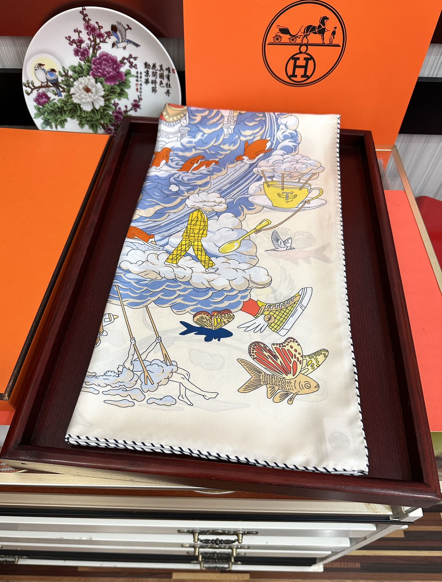 高版本2025𝐇𝐞𝐫𝐦𝐞𝐬 。《我的云间万象》设计犹如梦幻的邀约[庆祝]这条丝巾充满了童趣[發]富有想象