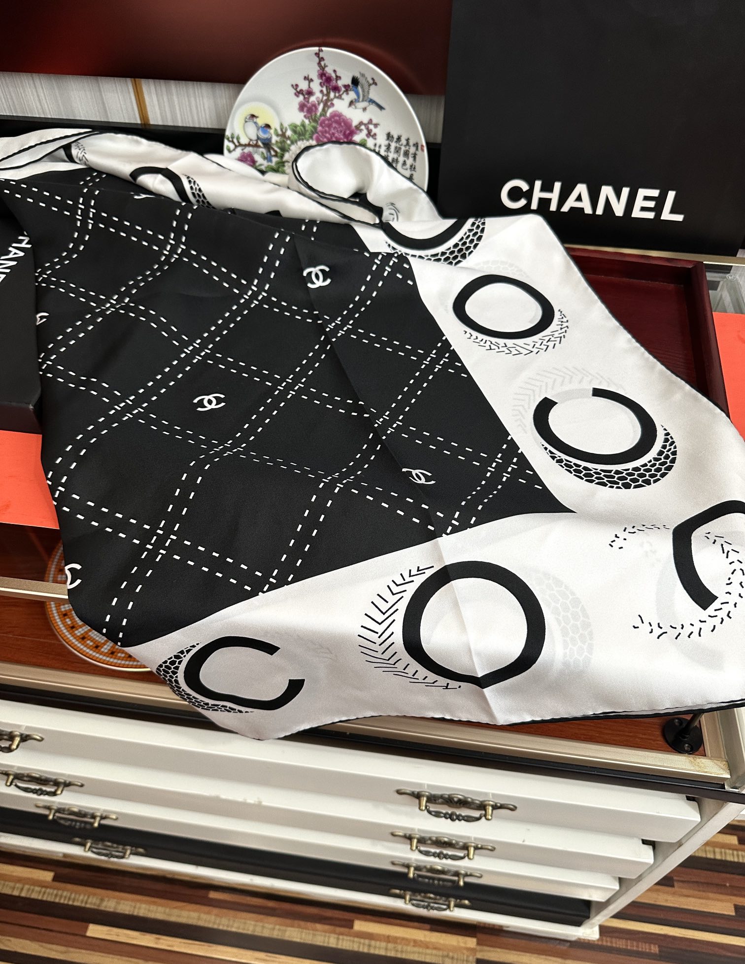 。香奈儿 官网同步 精致手工卷边[得意]极具品牌特色的涂鸦签名暗纹提花+简洁的COCO字母元素印花[庆祝