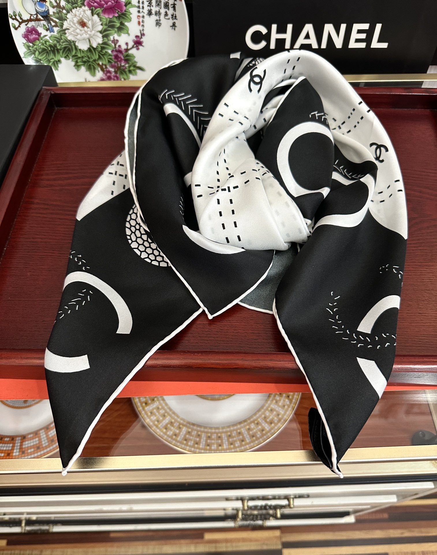 。香奈儿 官网同步 精致手工卷边[得意]极具品牌特色的涂鸦签名暗纹提花+简洁的COCO字母元素印花[庆祝