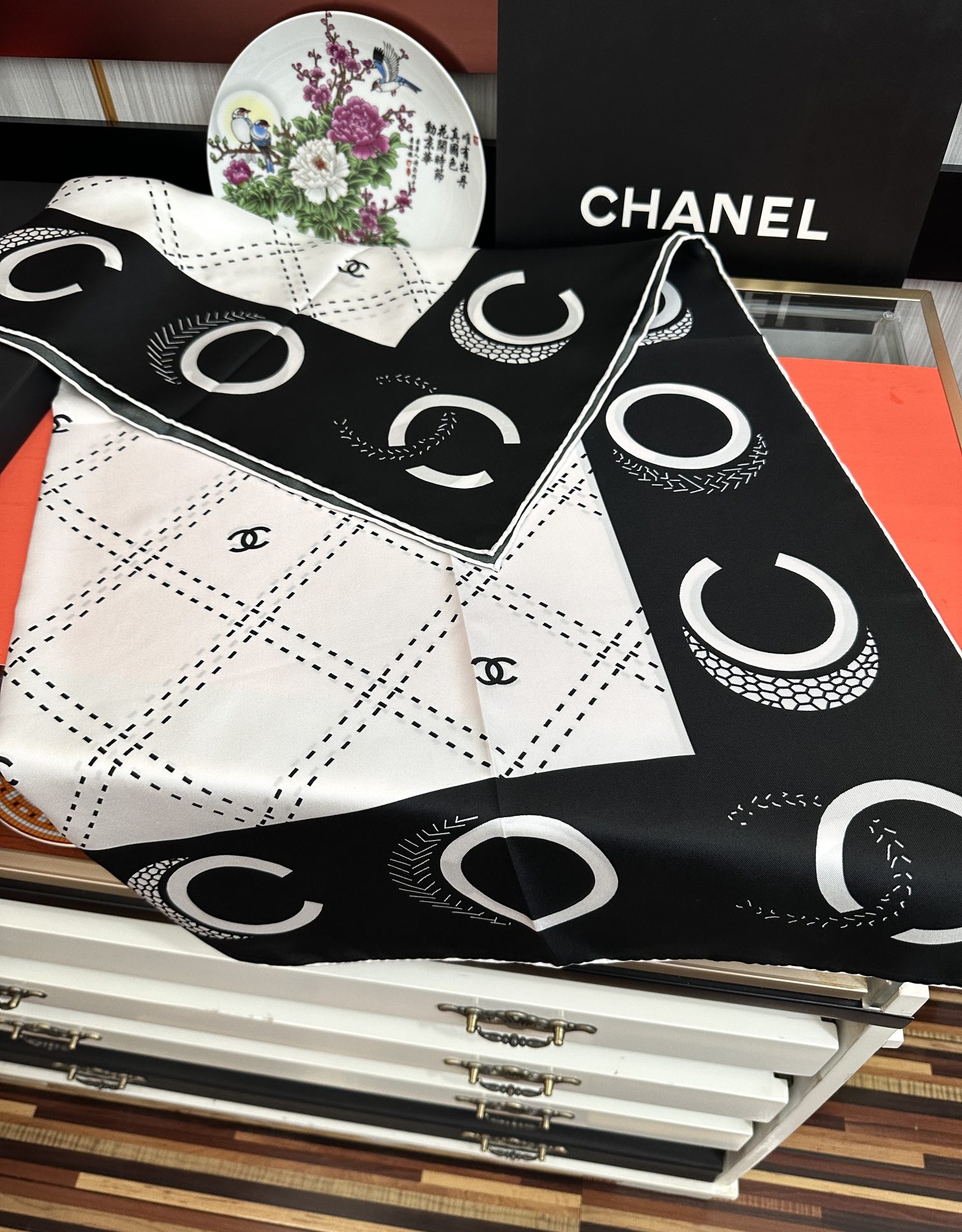 。香奈儿 官网同步 精致手工卷边[得意]极具品牌特色的涂鸦签名暗纹提花+简洁的COCO字母元素印花[庆祝