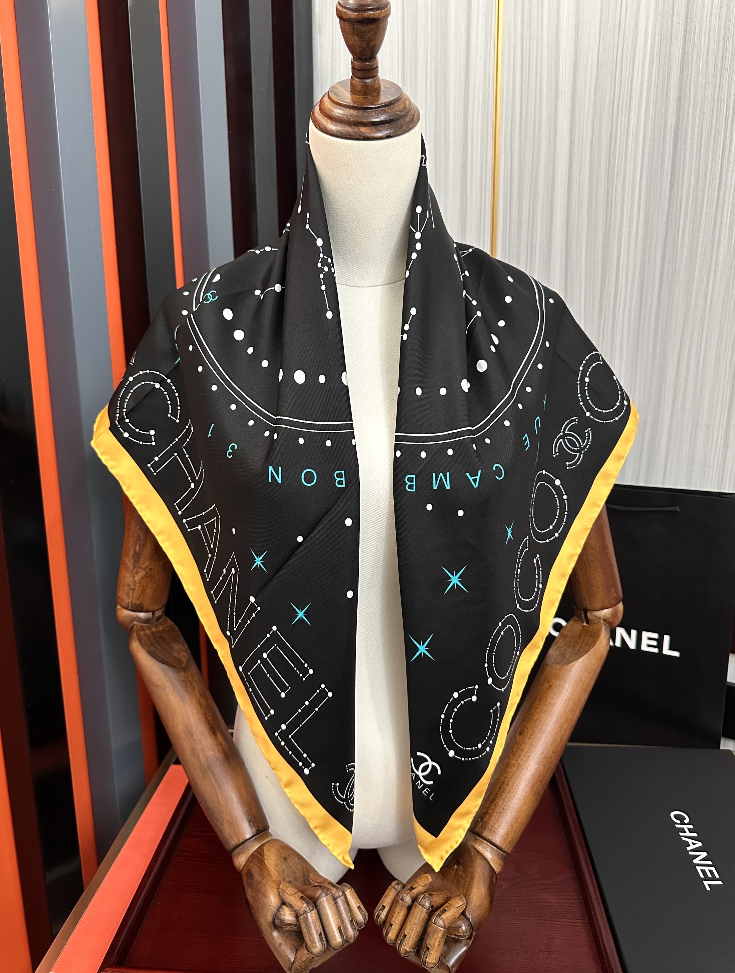 ❤️新款 香奈儿 •2025 《星座方巾》真丝斜纹绸 精致手工卷边质感高级[呲牙]触感柔滑[庆祝]将星座