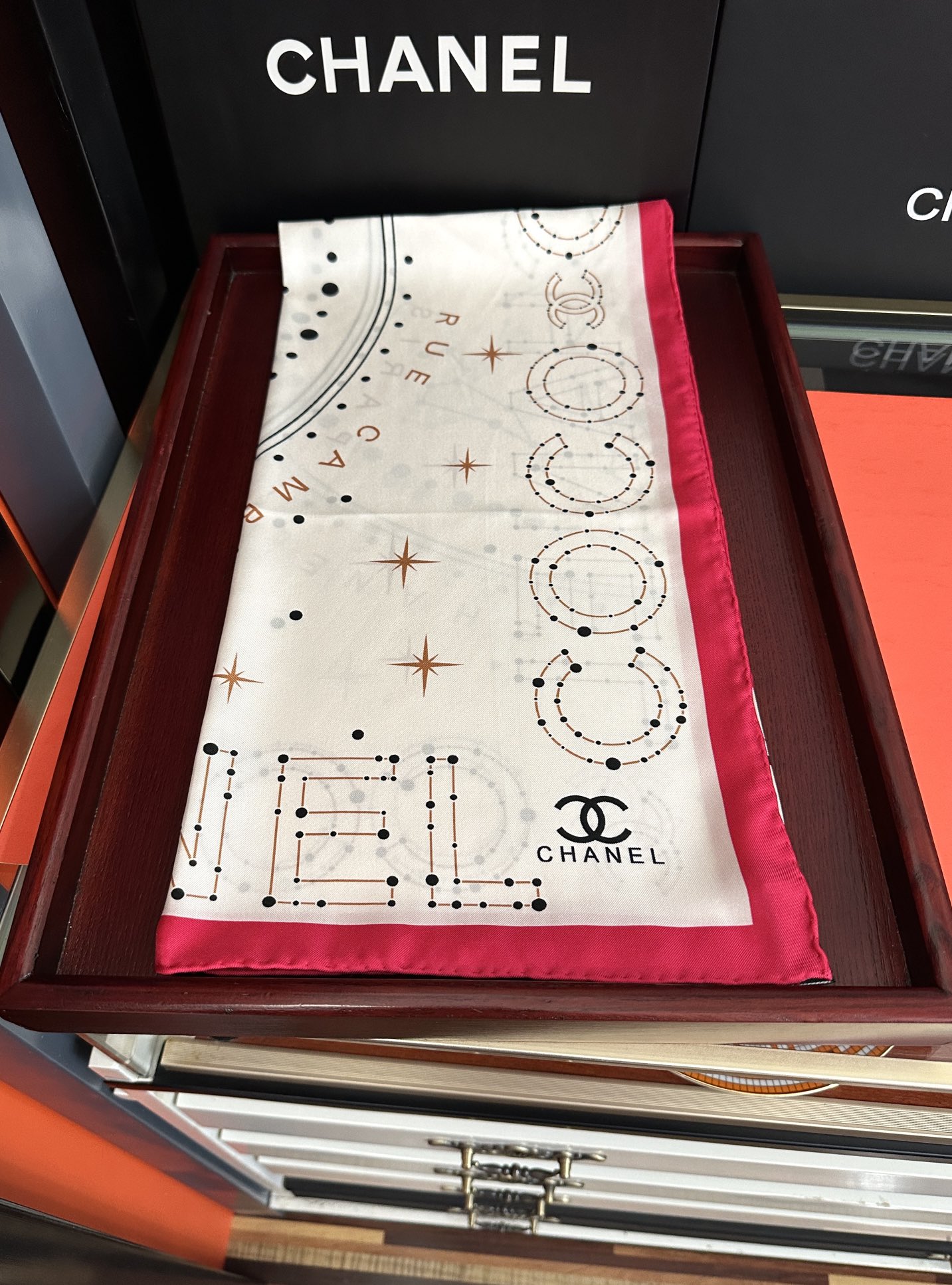 ❤️新款 香奈儿 •2025 《星座方巾》真丝斜纹绸 精致手工卷边质感高级[呲牙]触感柔滑[庆祝]将星座