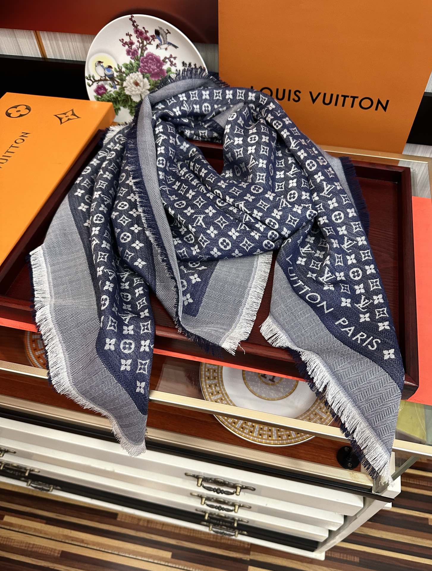 上新🎉LV老花图案这款披肩将真丝与羊毛相混搭❤️质地柔软而温暖饰有不同色调Monogram图案💄饰有的字