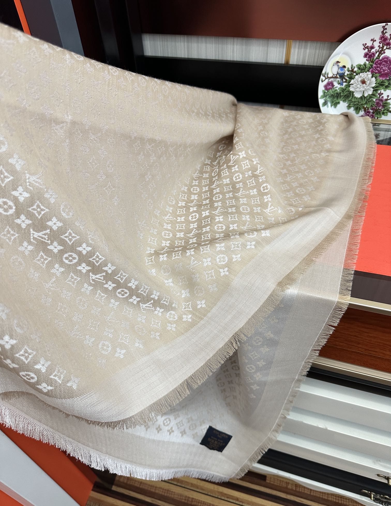 上新🎉LV老花图案这款披肩将真丝与羊毛相混搭❤️质地柔软而温暖饰有不同色调Monogram图案💄饰有的字