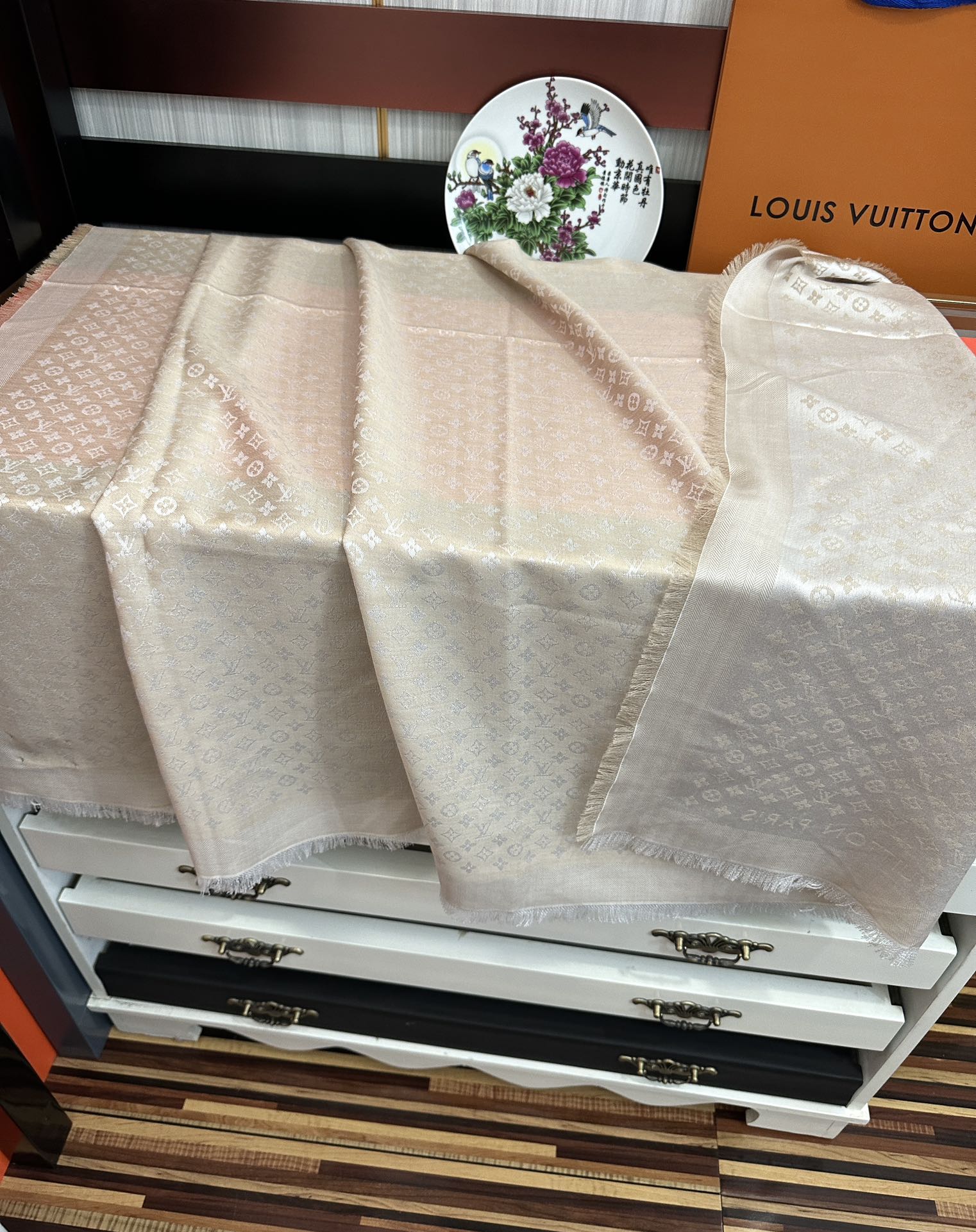 上新🎉LV老花图案这款披肩将真丝与羊毛相混搭❤️质地柔软而温暖饰有不同色调Monogram图案💄饰有的字