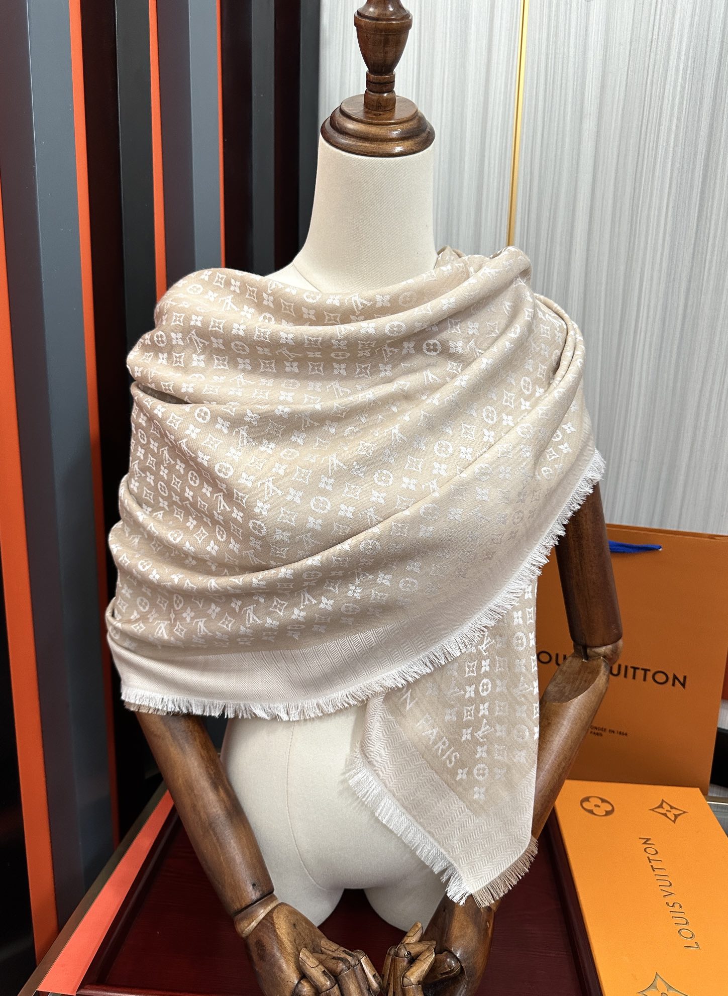 上新🎉LV老花图案这款披肩将真丝与羊毛相混搭❤️质地柔软而温暖饰有不同色调Monogram图案💄饰有的字