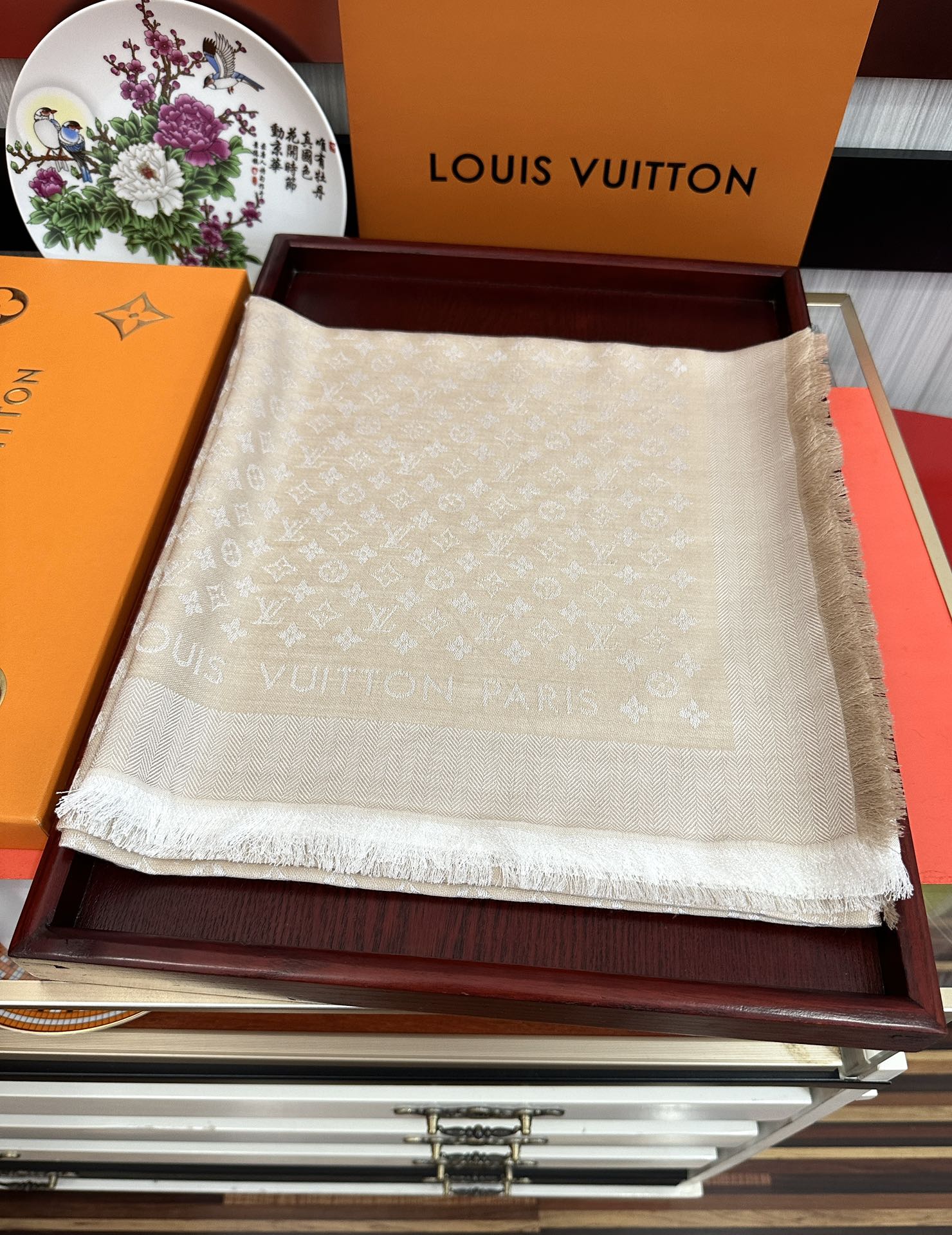 上新🎉LV老花图案这款披肩将真丝与羊毛相混搭❤️质地柔软而温暖饰有不同色调Monogram图案💄饰有的字