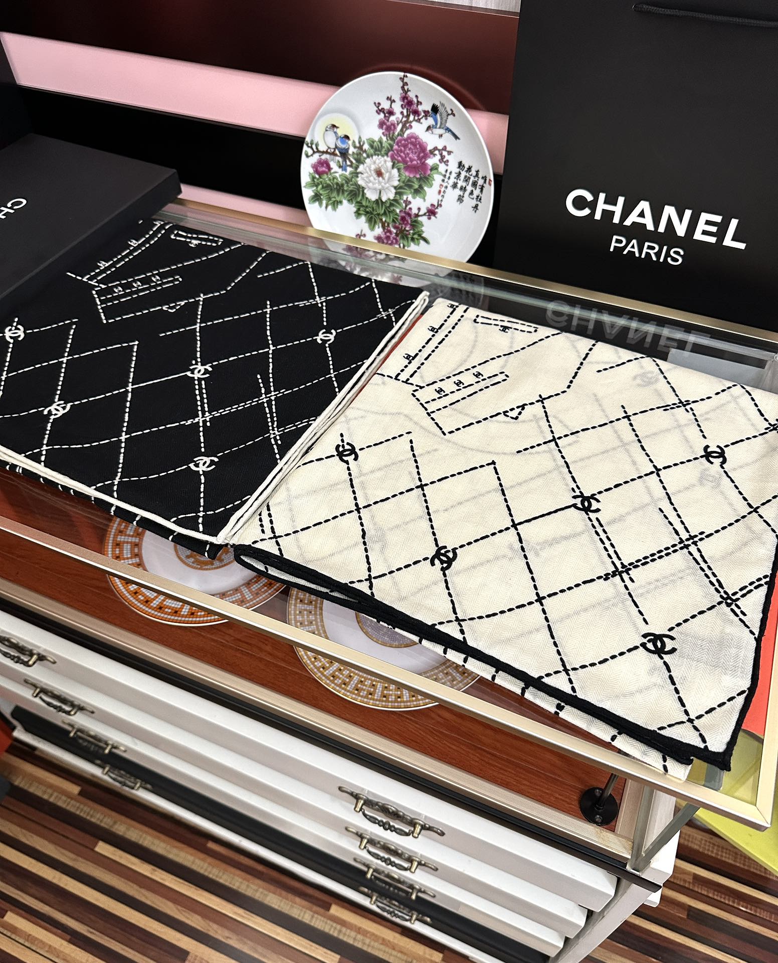 新款。2010香奈儿 【双面同色】永远经典双C优雅Coco风[礼物]~气质到骨子里[色]香奶奶新一季的面