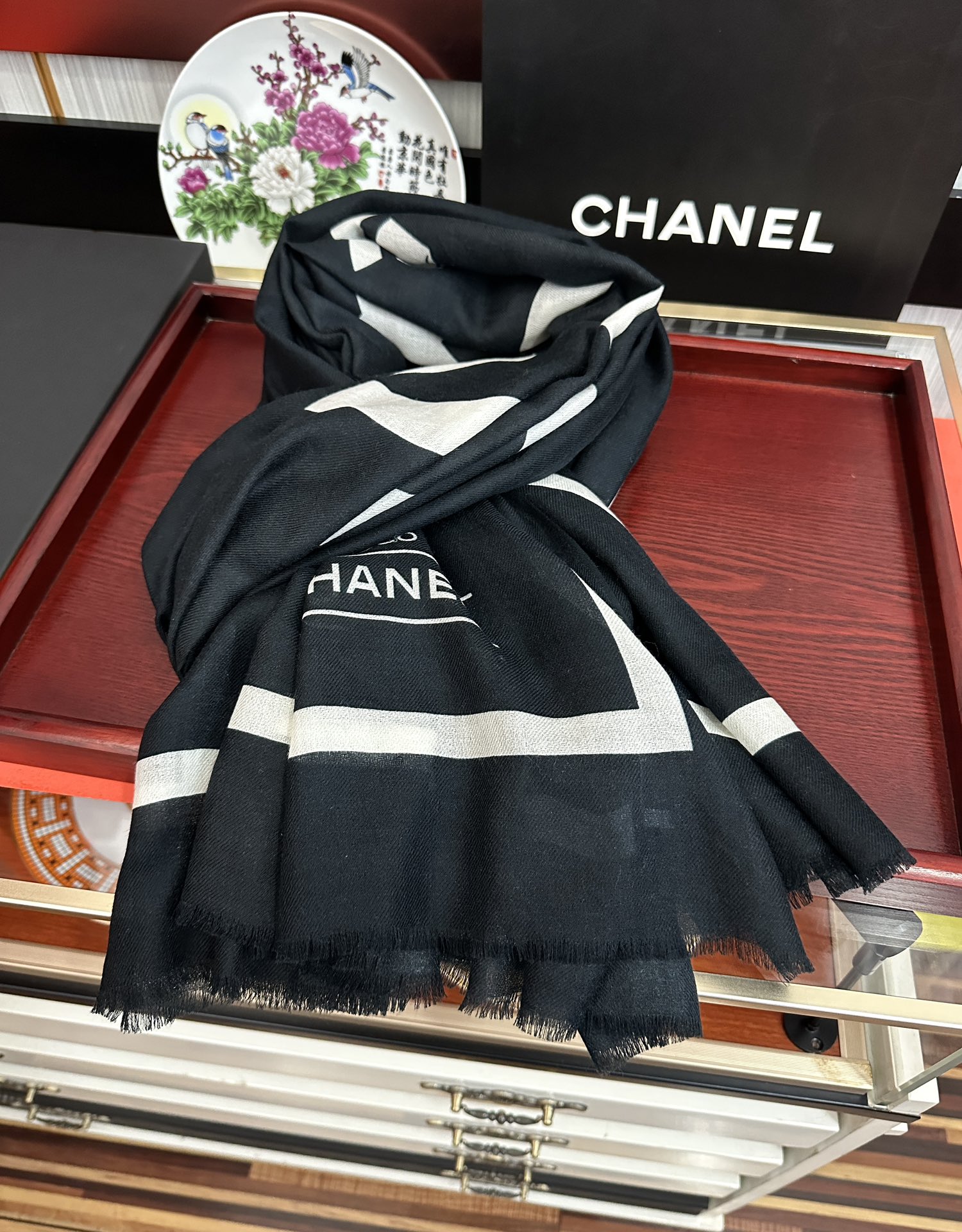 。2010 香奈儿 经典优雅Coco风[礼物]~气质到骨子里[色]香奶奶新一季的面料超高级，真心超级柔软