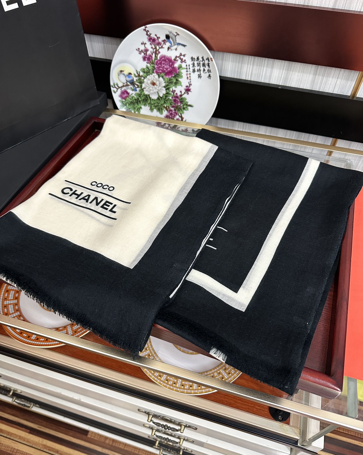 。2010 香奈儿 经典优雅Coco风[礼物]~气质到骨子里[色]香奶奶新一季的面料超高级，真心超级柔软