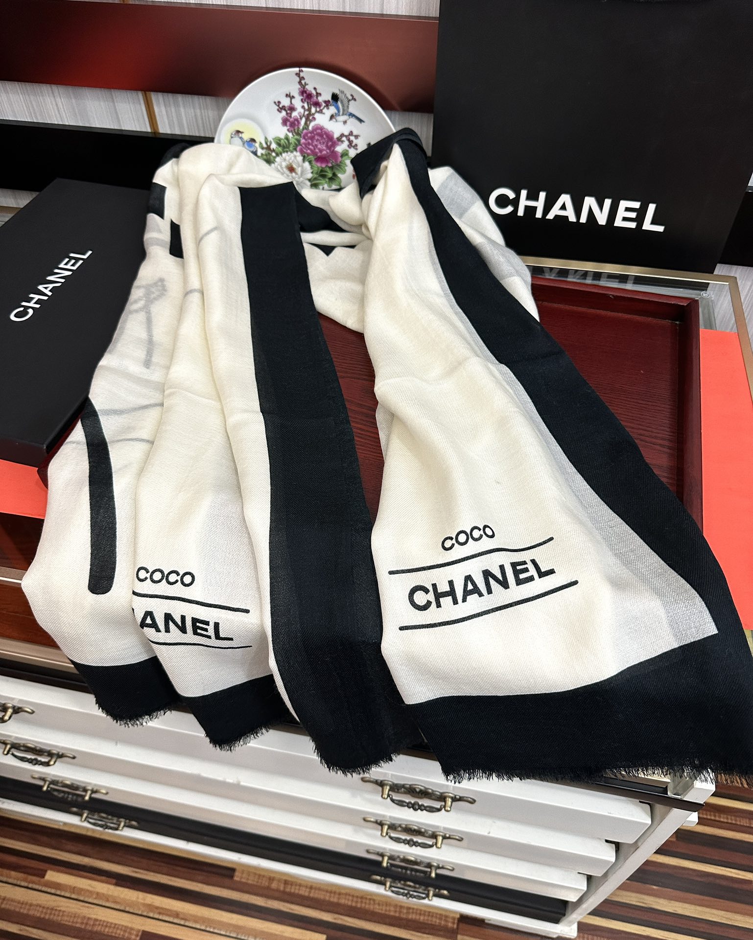 。2010 香奈儿 经典优雅Coco风[礼物]~气质到骨子里[色]香奶奶新一季的面料超高级，真心超级柔软