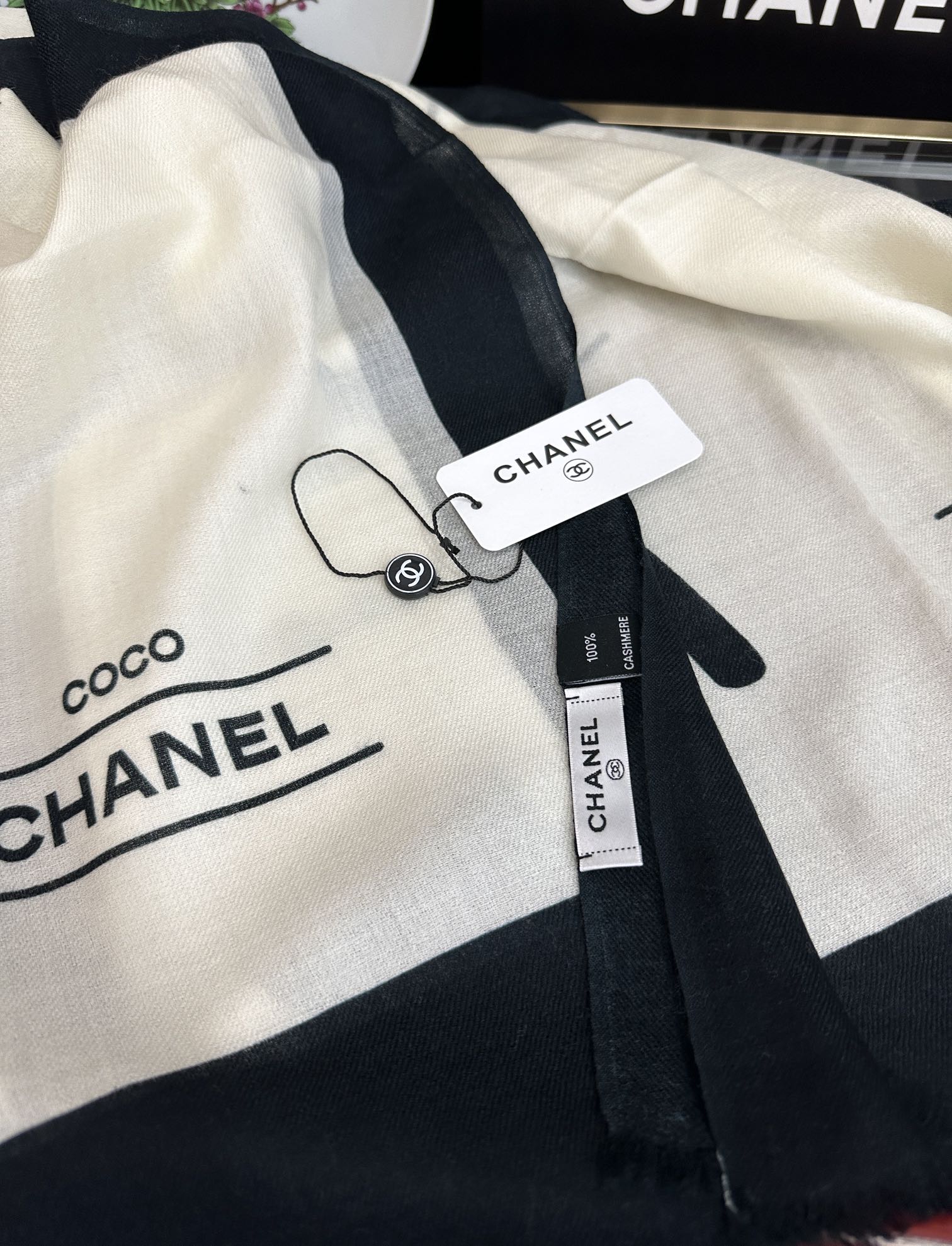 。2010 香奈儿 经典优雅Coco风[礼物]~气质到骨子里[色]香奶奶新一季的面料超高级，真心超级柔软