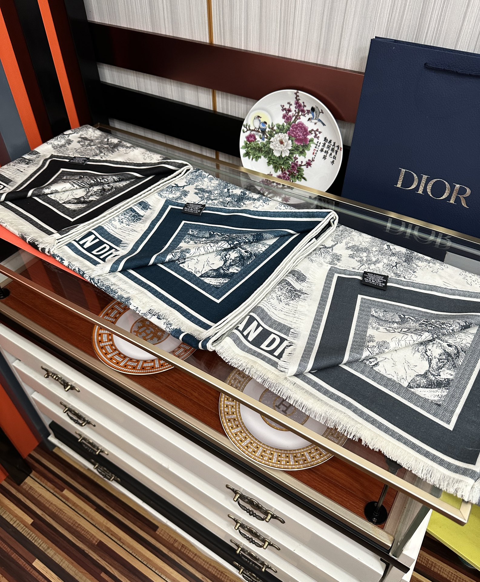 新款迪奥。2010双面同色【动物丛林】太美了[吃瓜]下手一定要快[嘴唇]四季都可以用[勾引]真心美的让人