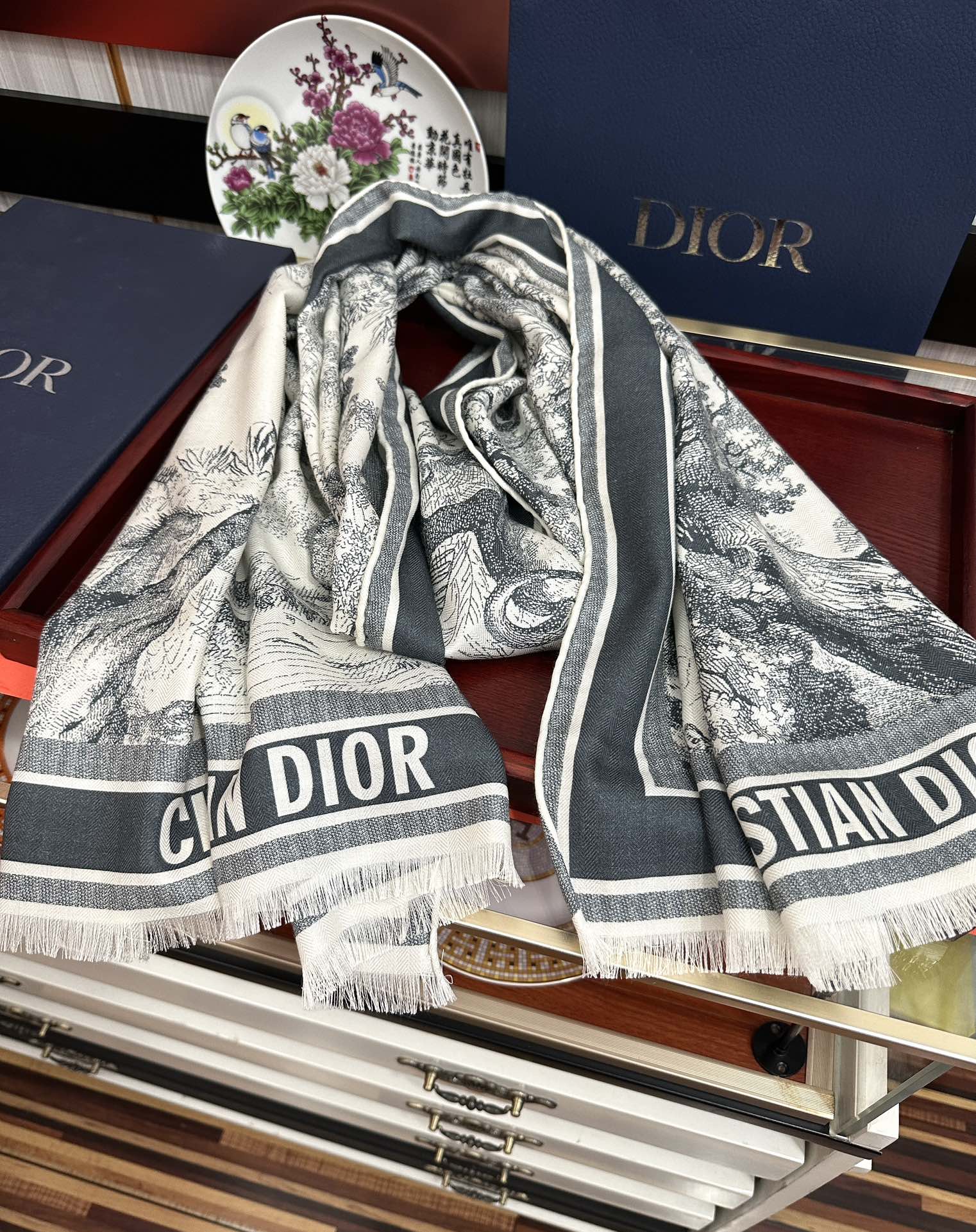 新款迪奥。2010双面同色【动物丛林】太美了[吃瓜]下手一定要快[嘴唇]四季都可以用[勾引]真心美的让人