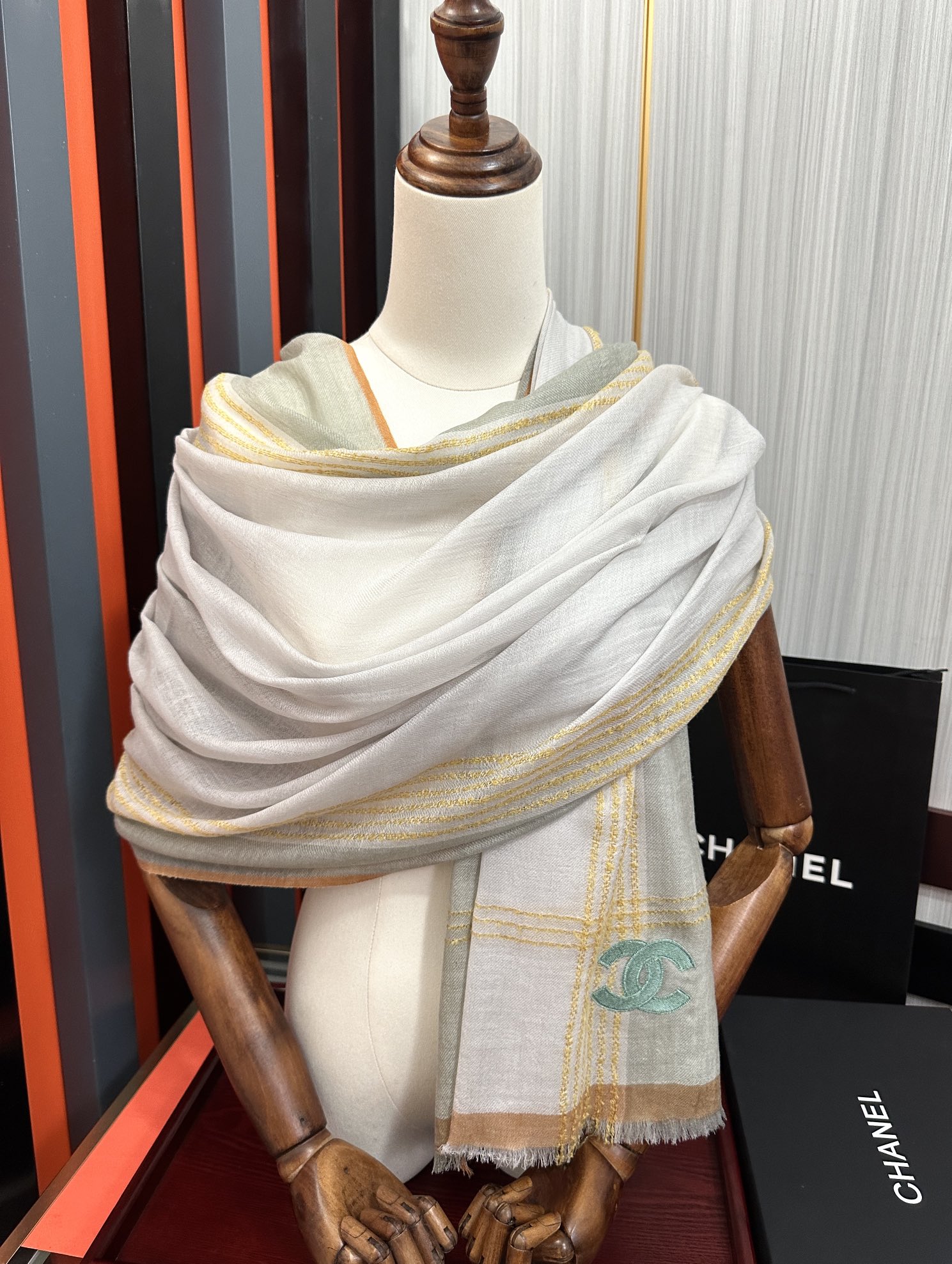 上新。2010 小香👍采用内蒙古羊绒，重磅推荐🎀太美了👓火爆，人人都喜欢💕时潮人都有好几条围巾放在衣橱，