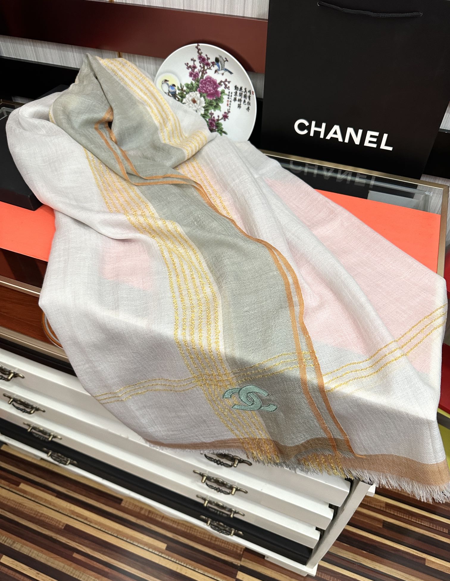 上新。2010 小香👍采用内蒙古羊绒，重磅推荐🎀太美了👓火爆，人人都喜欢💕时潮人都有好几条围巾放在衣橱，