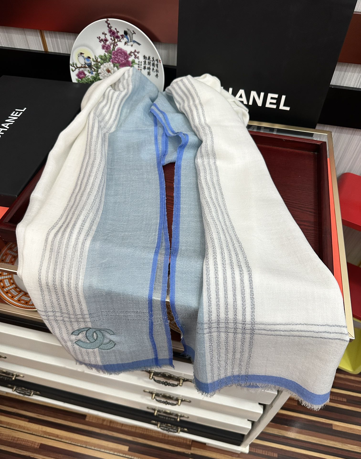 上新。2010 小香👍采用内蒙古羊绒，重磅推荐🎀太美了👓火爆，人人都喜欢💕时潮人都有好几条围巾放在衣橱，