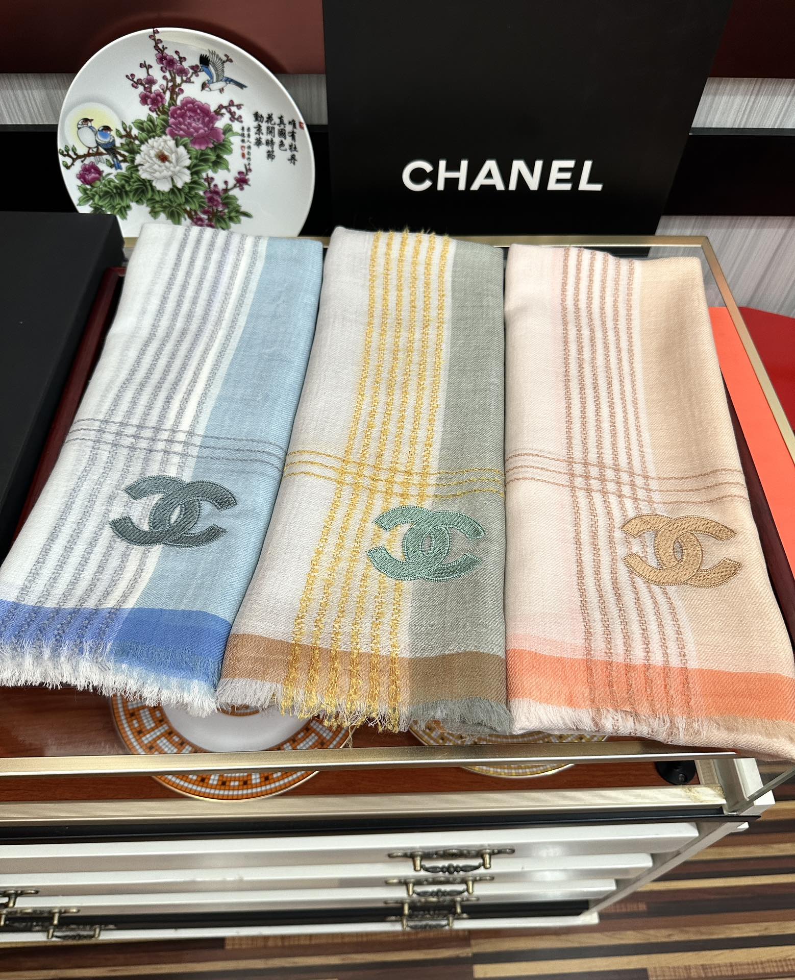 上新。2010 小香👍采用内蒙古羊绒，重磅推荐🎀太美了👓火爆，人人都喜欢💕时潮人都有好几条围巾放在衣橱，