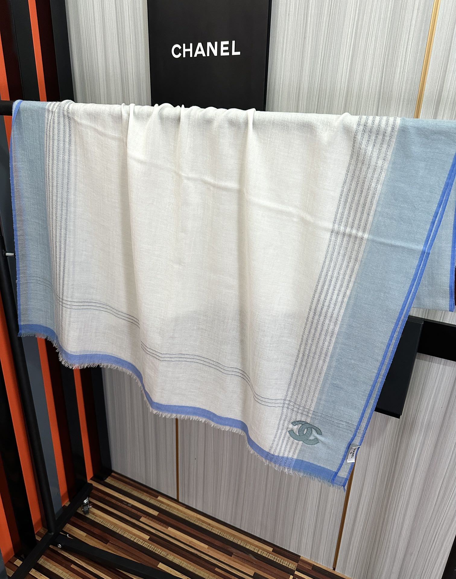 上新。2010 小香👍采用内蒙古羊绒，重磅推荐🎀太美了👓火爆，人人都喜欢💕时潮人都有好几条围巾放在衣橱，