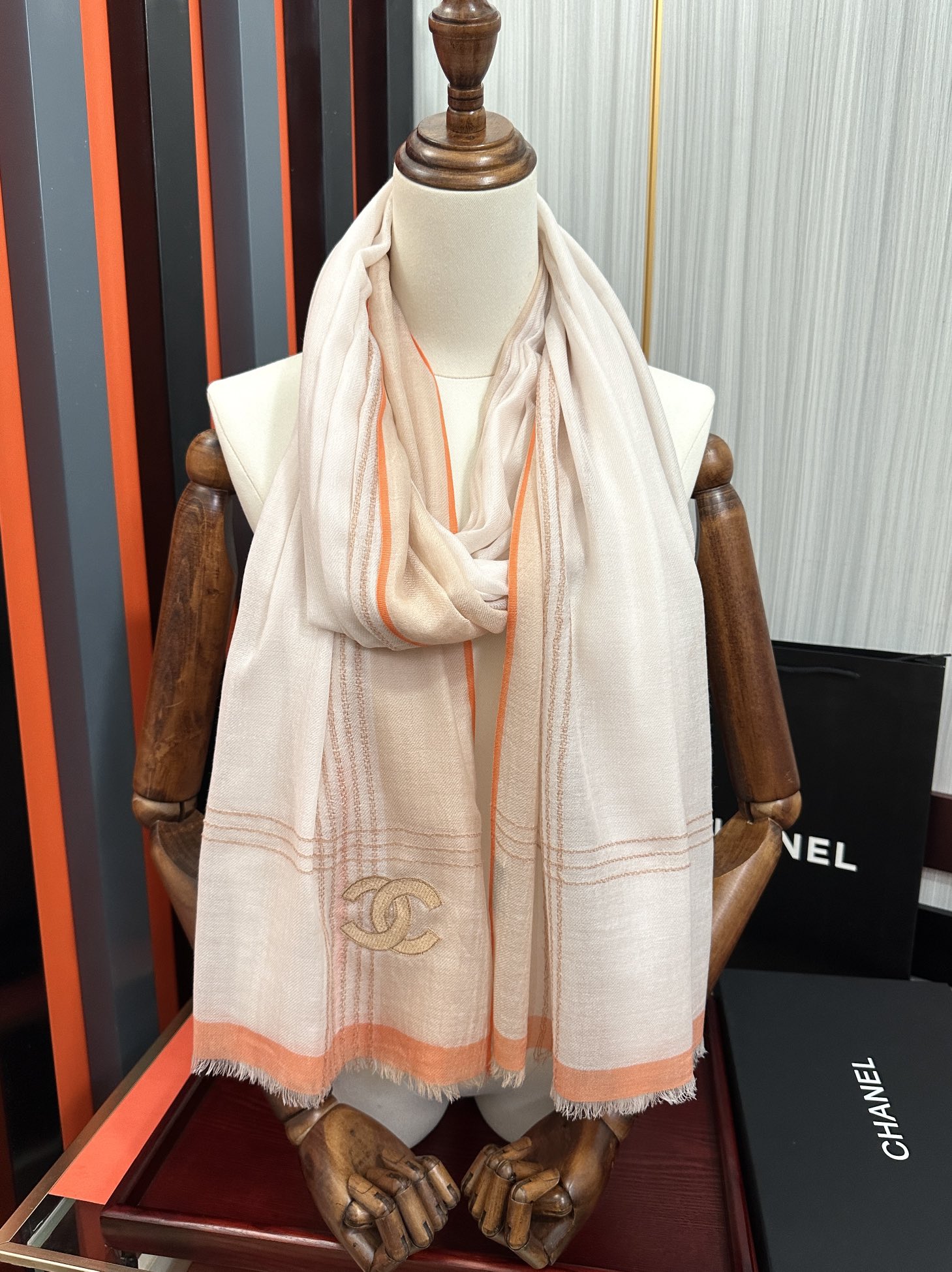 上新。2010 小香👍采用内蒙古羊绒，重磅推荐🎀太美了👓火爆，人人都喜欢💕时潮人都有好几条围巾放在衣橱，