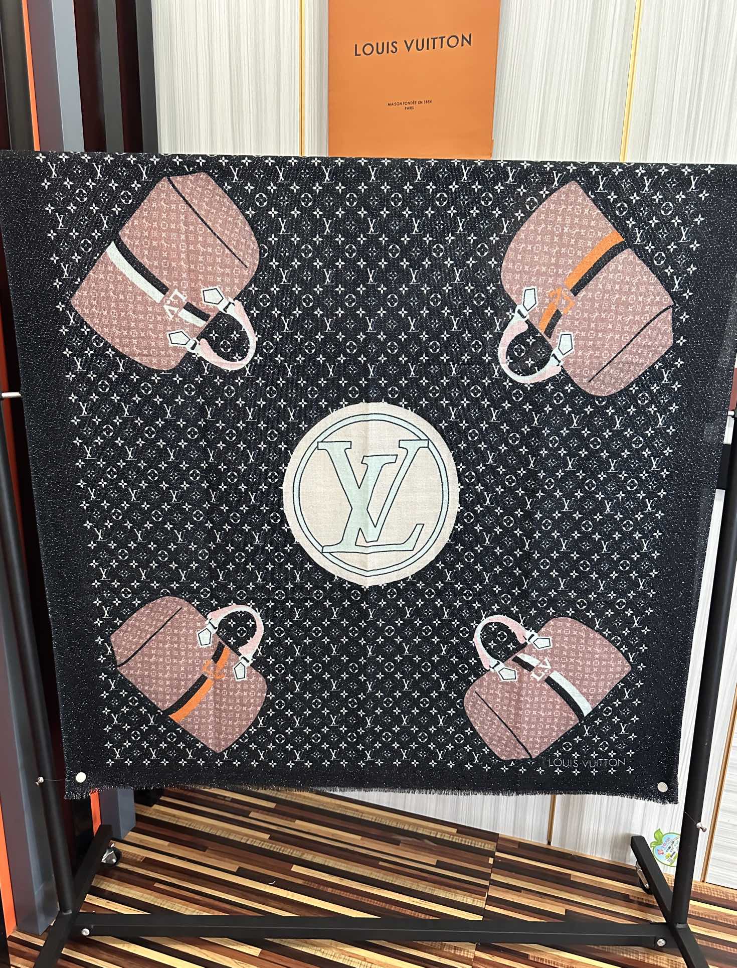 上新L V 银丝2025 最新款[庆祝]顶级设计太美了，真心赞👍羊绒长巾😘💍实物真心美 🎀披肩配以印花💓