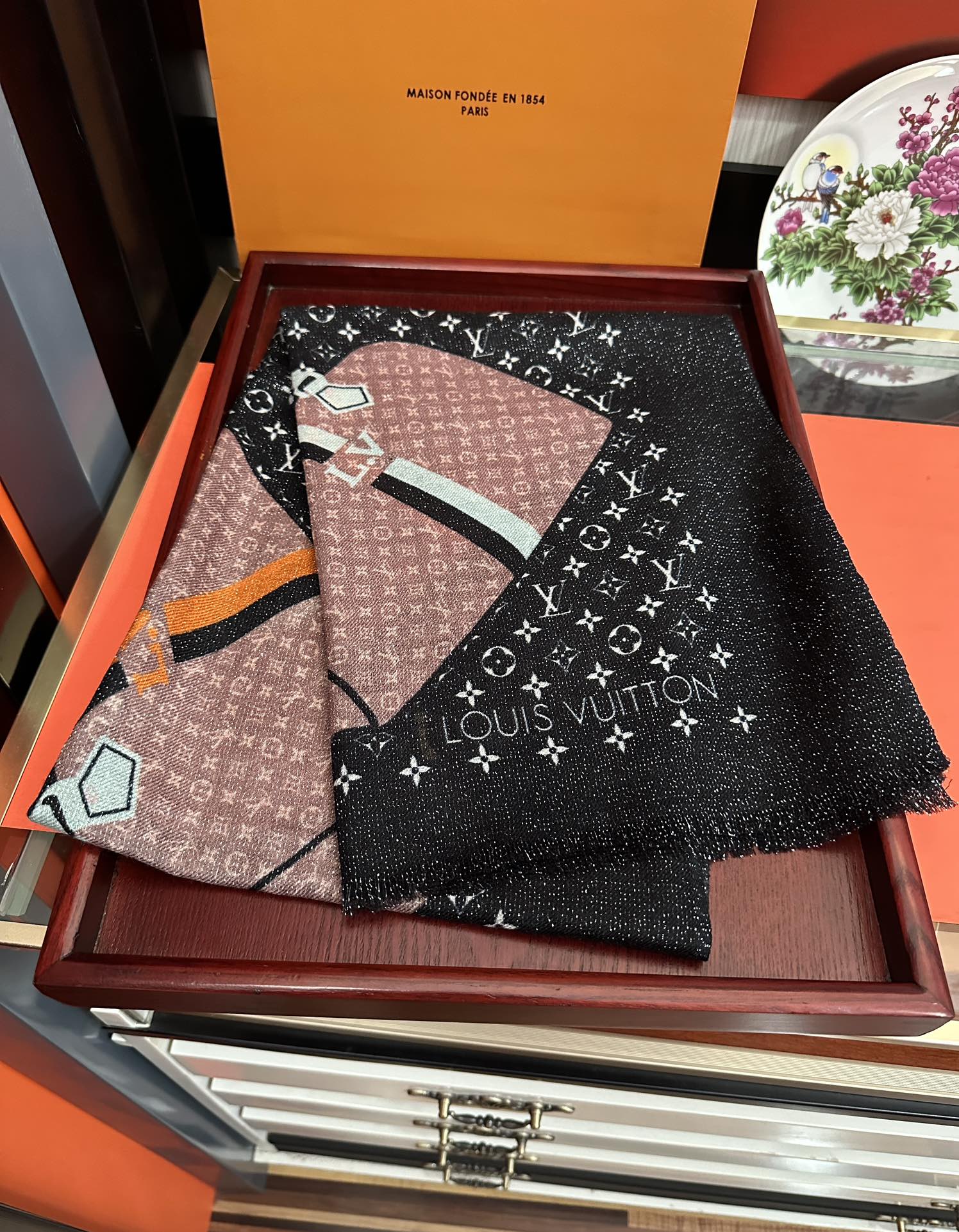 上新L V 银丝2025 最新款[庆祝]顶级设计太美了，真心赞👍羊绒长巾😘💍实物真心美 🎀披肩配以印花💓