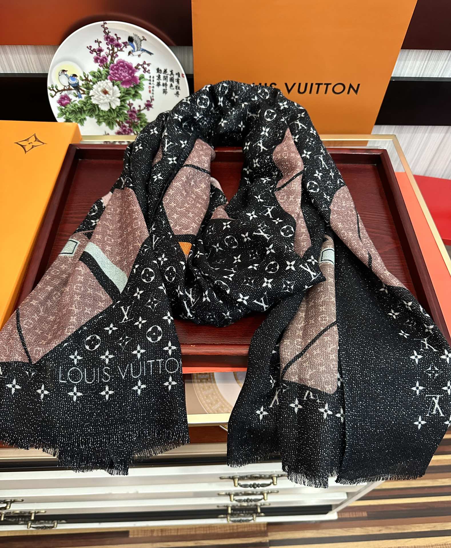 上新L V 银丝2025 最新款[庆祝]顶级设计太美了，真心赞👍羊绒长巾😘💍实物真心美 🎀披肩配以印花💓