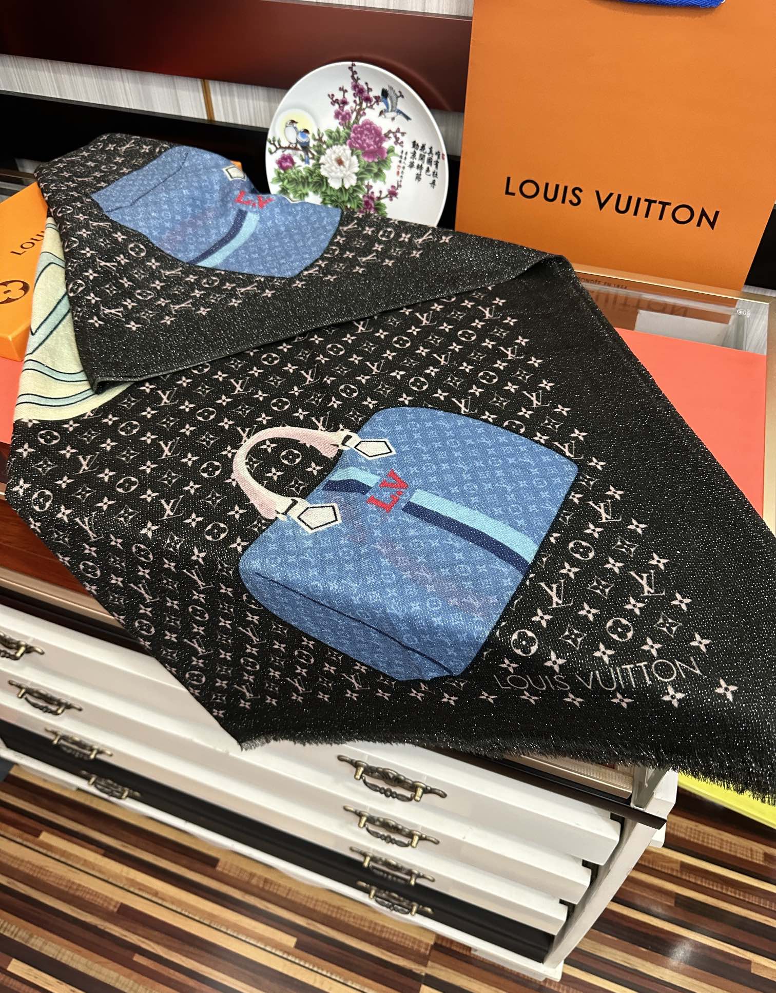 上新L V 银丝2025 最新款[庆祝]顶级设计太美了，真心赞👍羊绒长巾😘💍实物真心美 🎀披肩配以印花💓