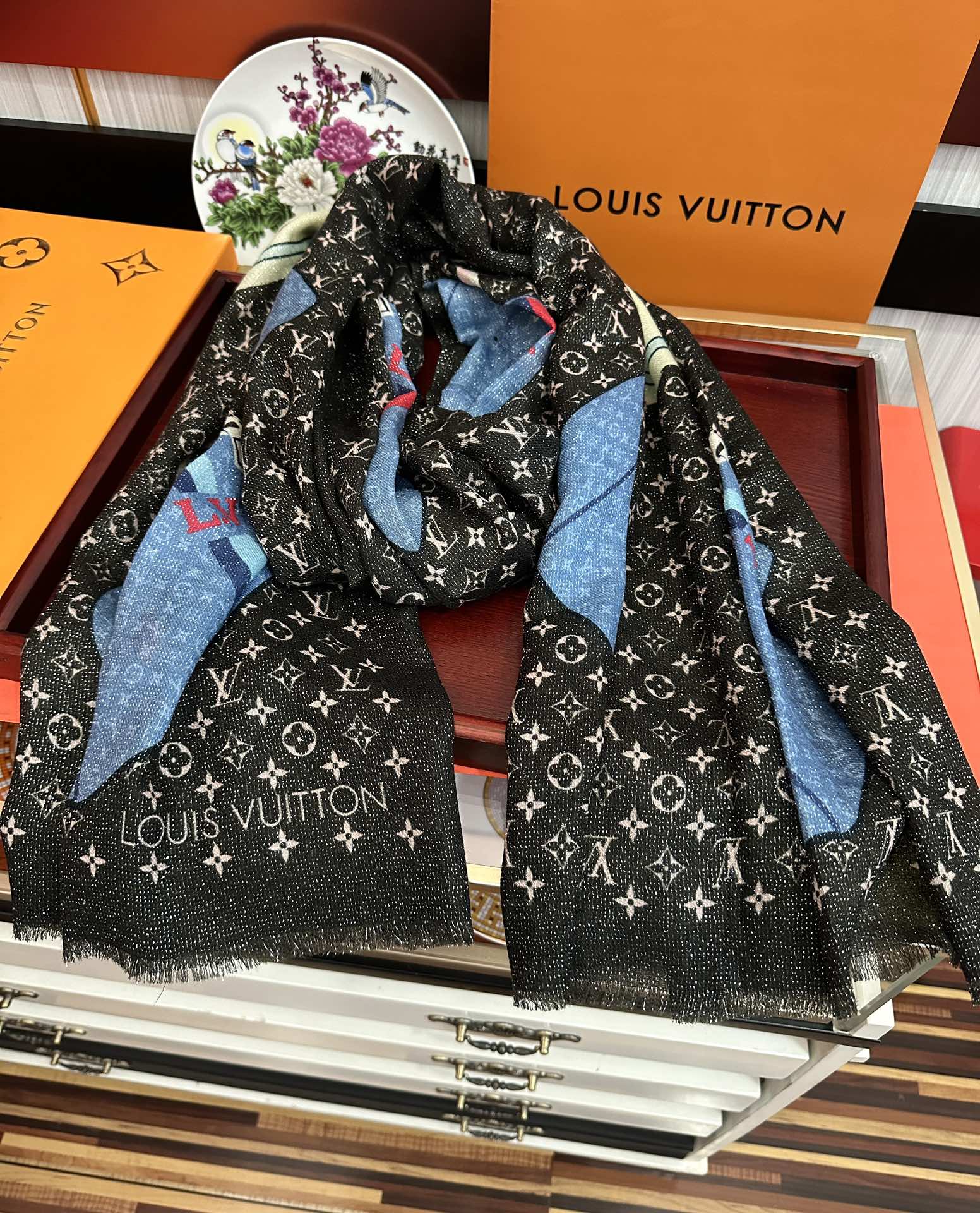 上新L V 银丝2025 最新款[庆祝]顶级设计太美了，真心赞👍羊绒长巾😘💍实物真心美 🎀披肩配以印花💓