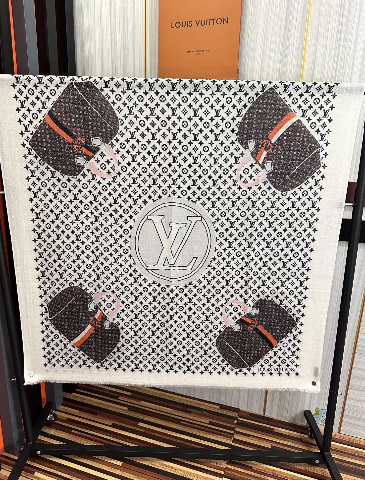 上新L V 银丝2025 最新款[庆祝]顶级设计太美了，真心赞👍羊绒长巾😘💍实物真心美 🎀披肩配以印花💓