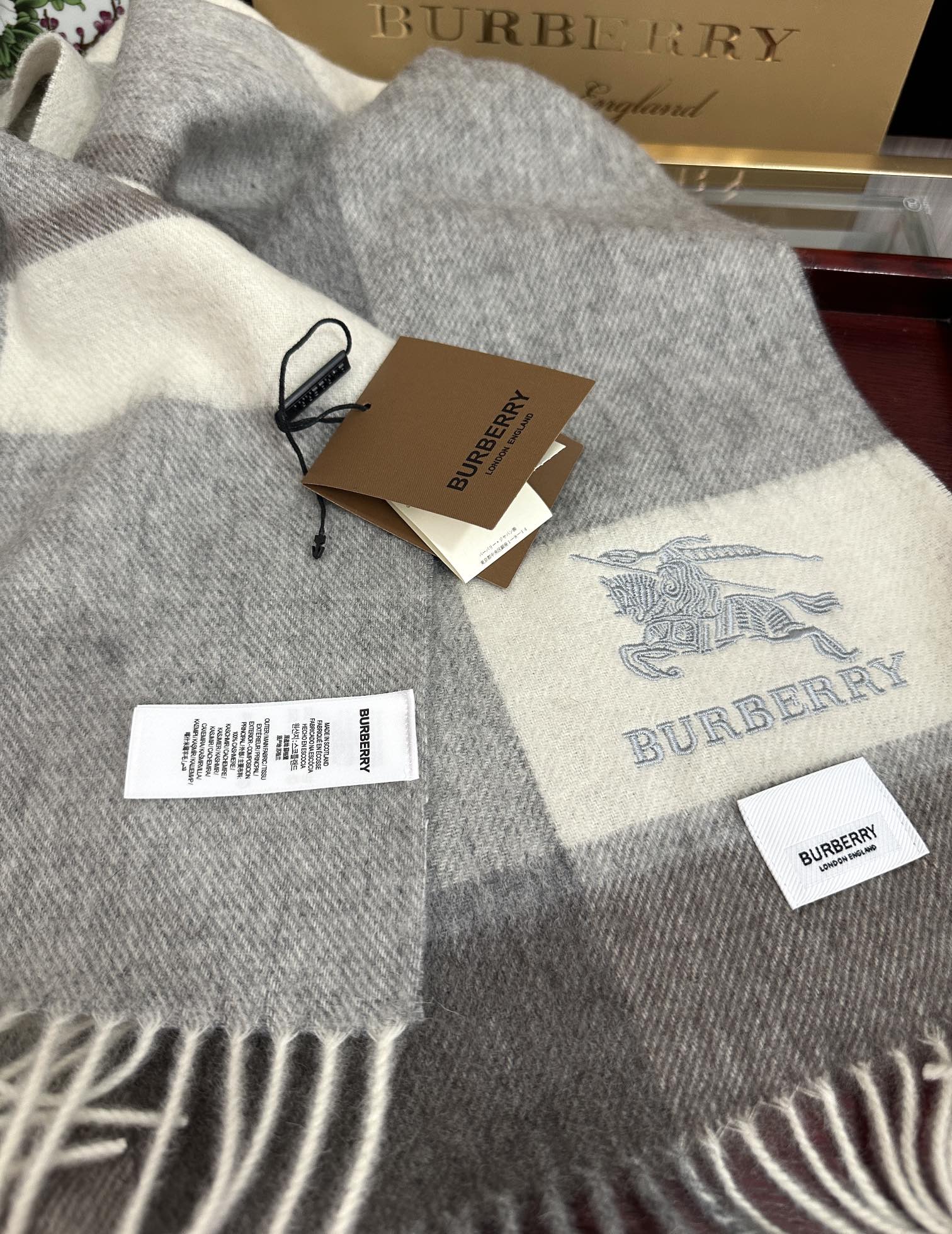 上新。 巴宝莉【刺绣战马】2025最新款男女通用情侣款👫重磅推荐💥 经典的格子，永不过时。非常保暖柔软亲