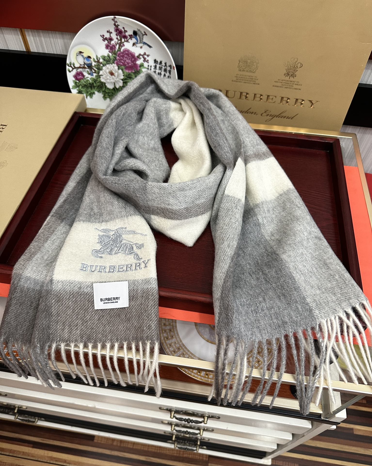 上新。 巴宝莉【刺绣战马】2025最新款男女通用情侣款👫重磅推荐💥 经典的格子，永不过时。非常保暖柔软亲