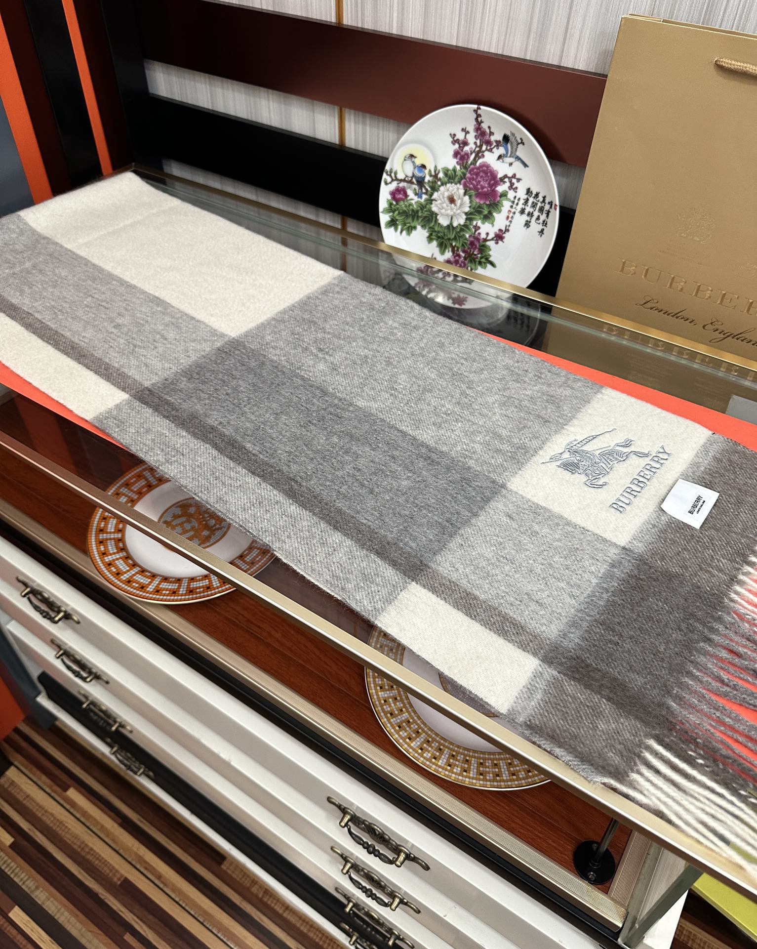 上新。 巴宝莉【刺绣战马】2025最新款男女通用情侣款👫重磅推荐💥 经典的格子，永不过时。非常保暖柔软亲