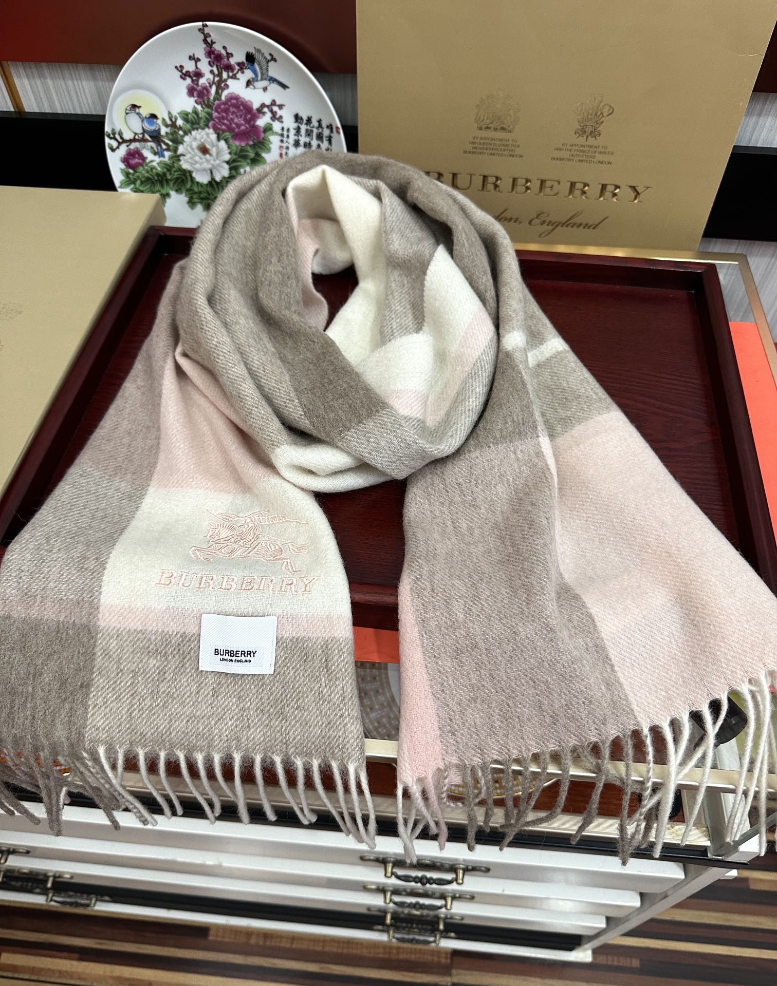 上新。 巴宝莉【刺绣战马】2025最新款男女通用情侣款👫重磅推荐💥 经典的格子，永不过时。非常保暖柔软亲