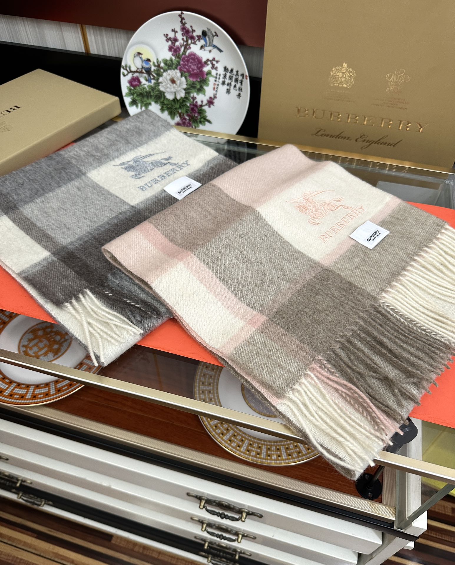 上新。 巴宝莉【刺绣战马】2025最新款男女通用情侣款👫重磅推荐💥 经典的格子，永不过时。非常保暖柔软亲