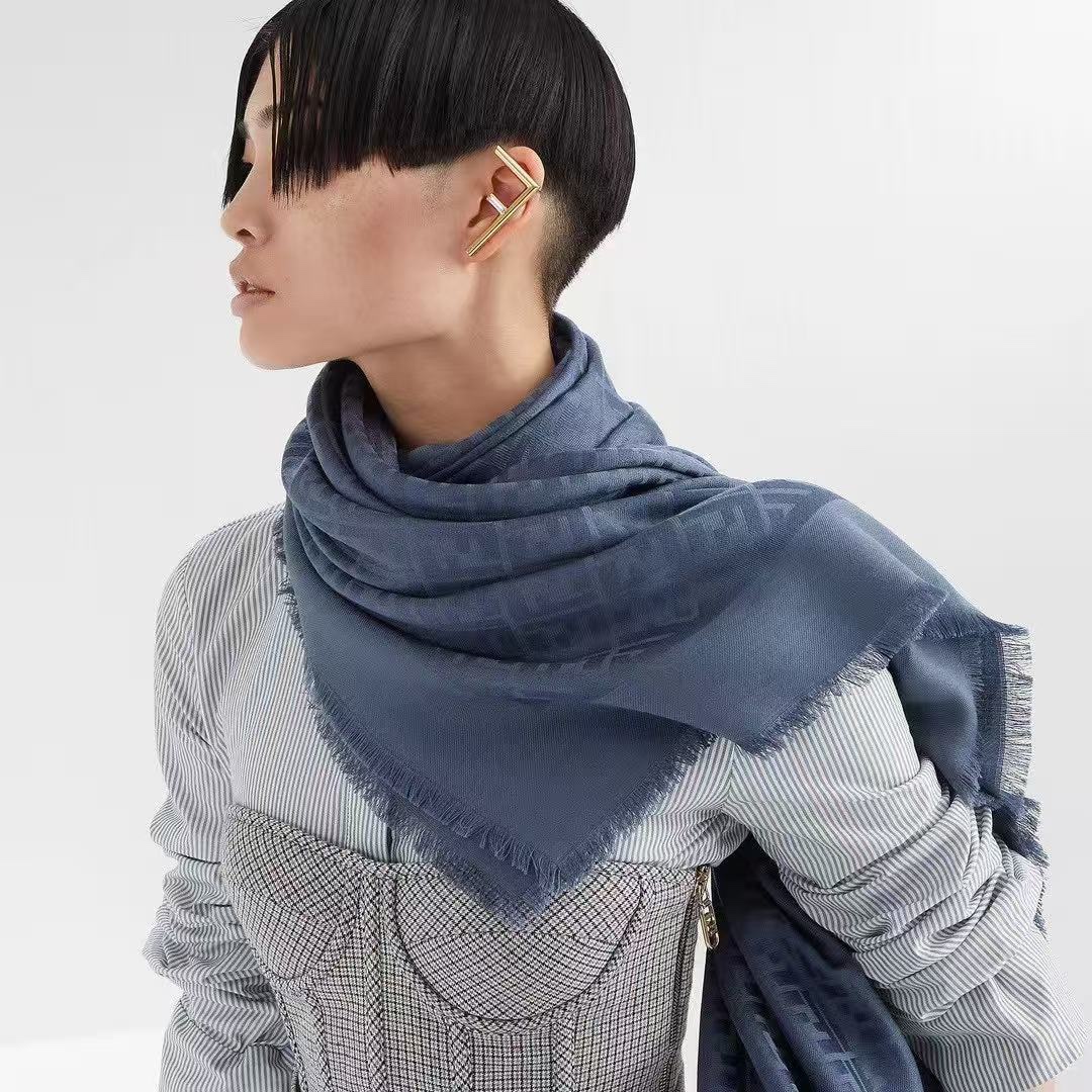 。新款 芬迪 ZG同步2025最新款 重磅推荐F字母标志，太美了[得意]，永不过时，好货不怕晚，经典款F