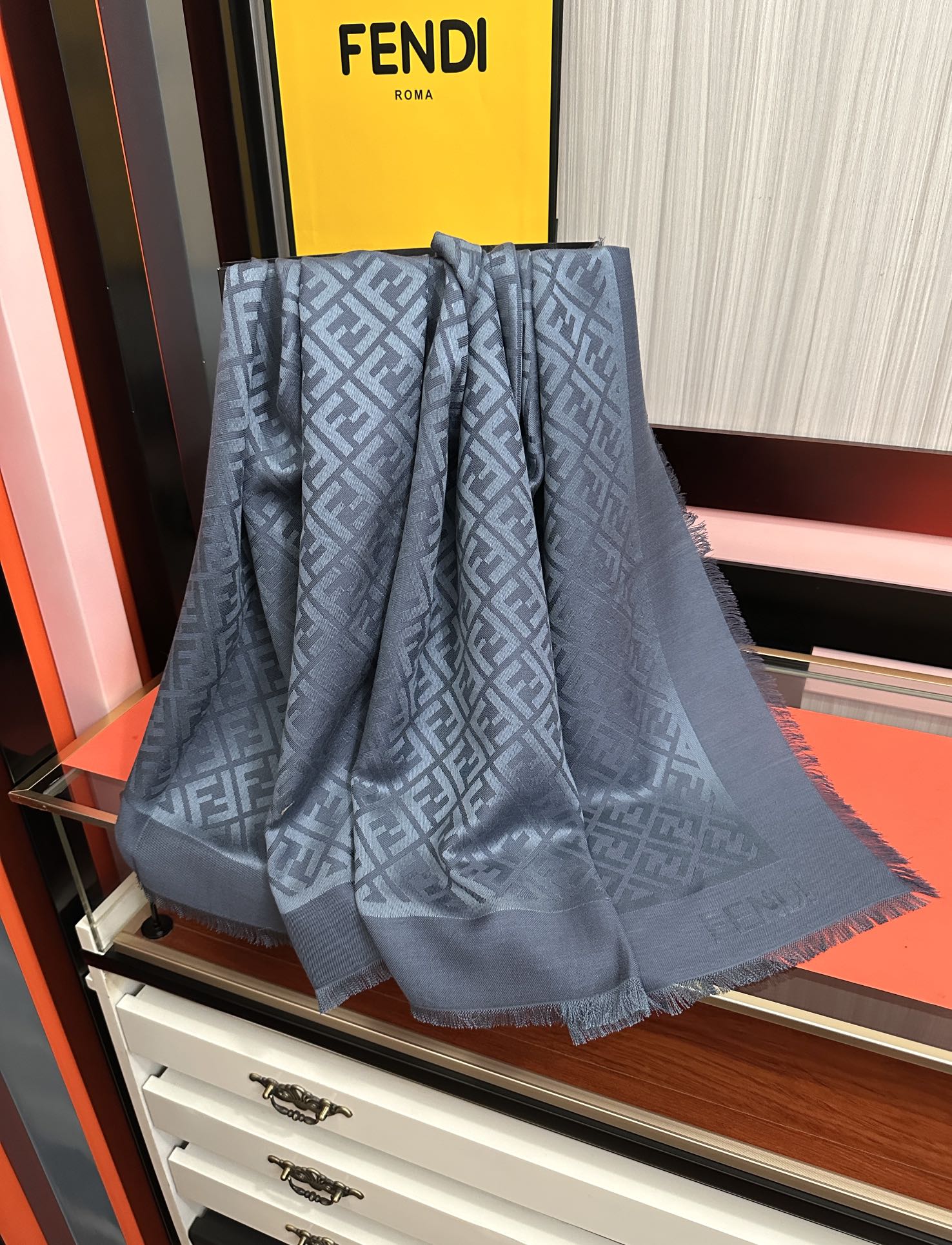 。新款 芬迪 ZG同步2025最新款 重磅推荐F字母标志，太美了[得意]，永不过时，好货不怕晚，经典款F