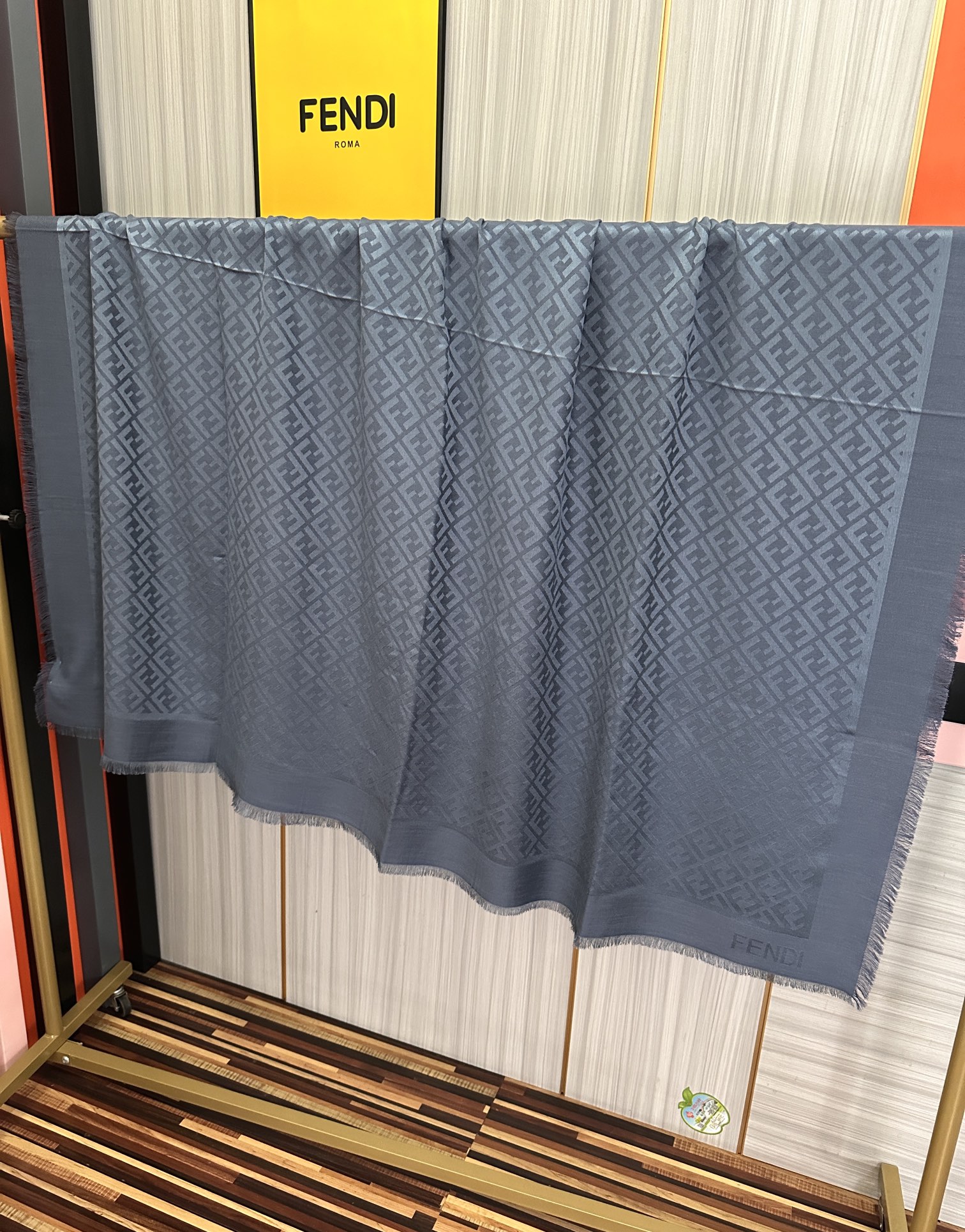 。新款 芬迪 ZG同步2025最新款 重磅推荐F字母标志，太美了[得意]，永不过时，好货不怕晚，经典款F