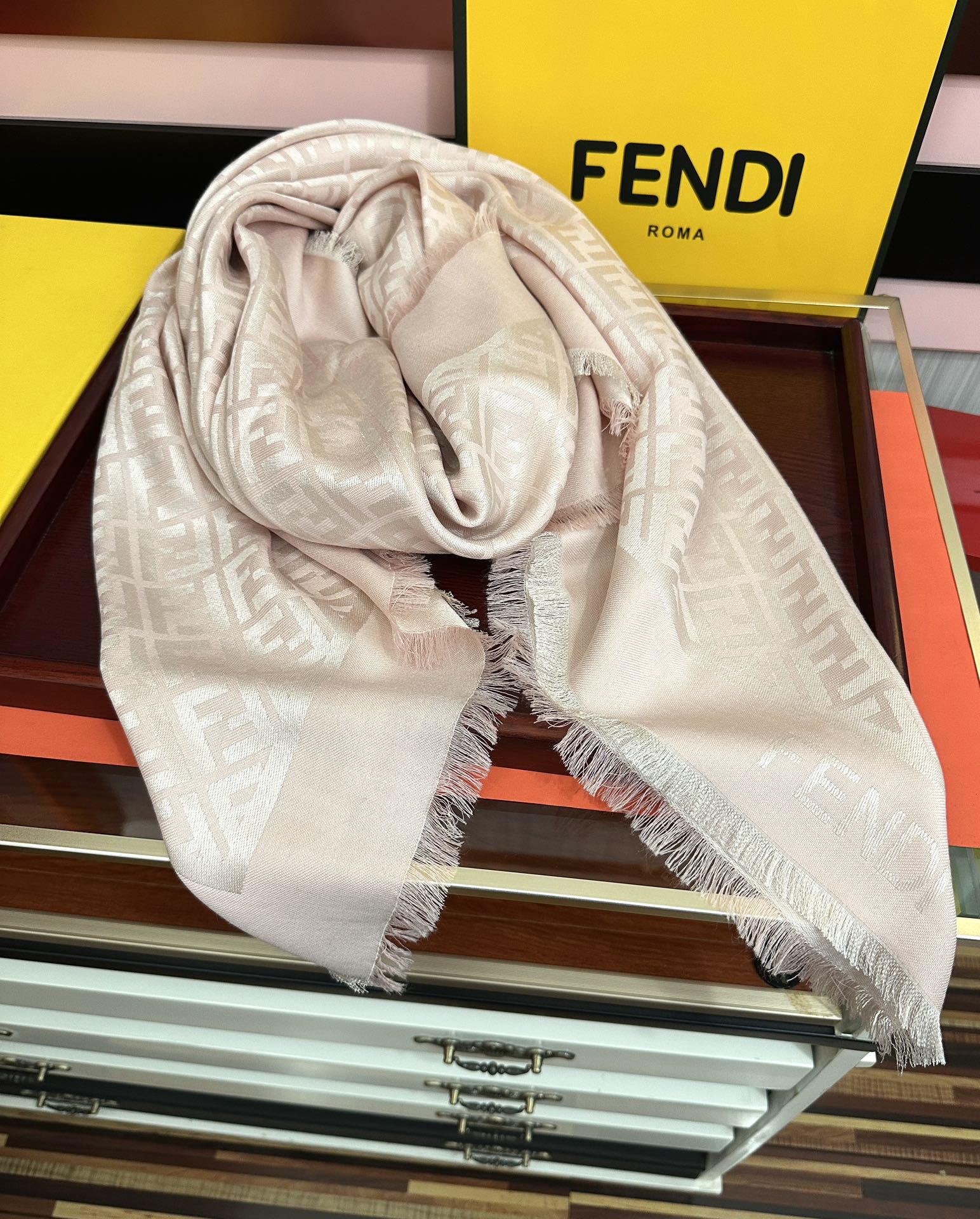 。新款 芬迪 ZG同步2025最新款 重磅推荐F字母标志，太美了[得意]，永不过时，好货不怕晚，经典款F