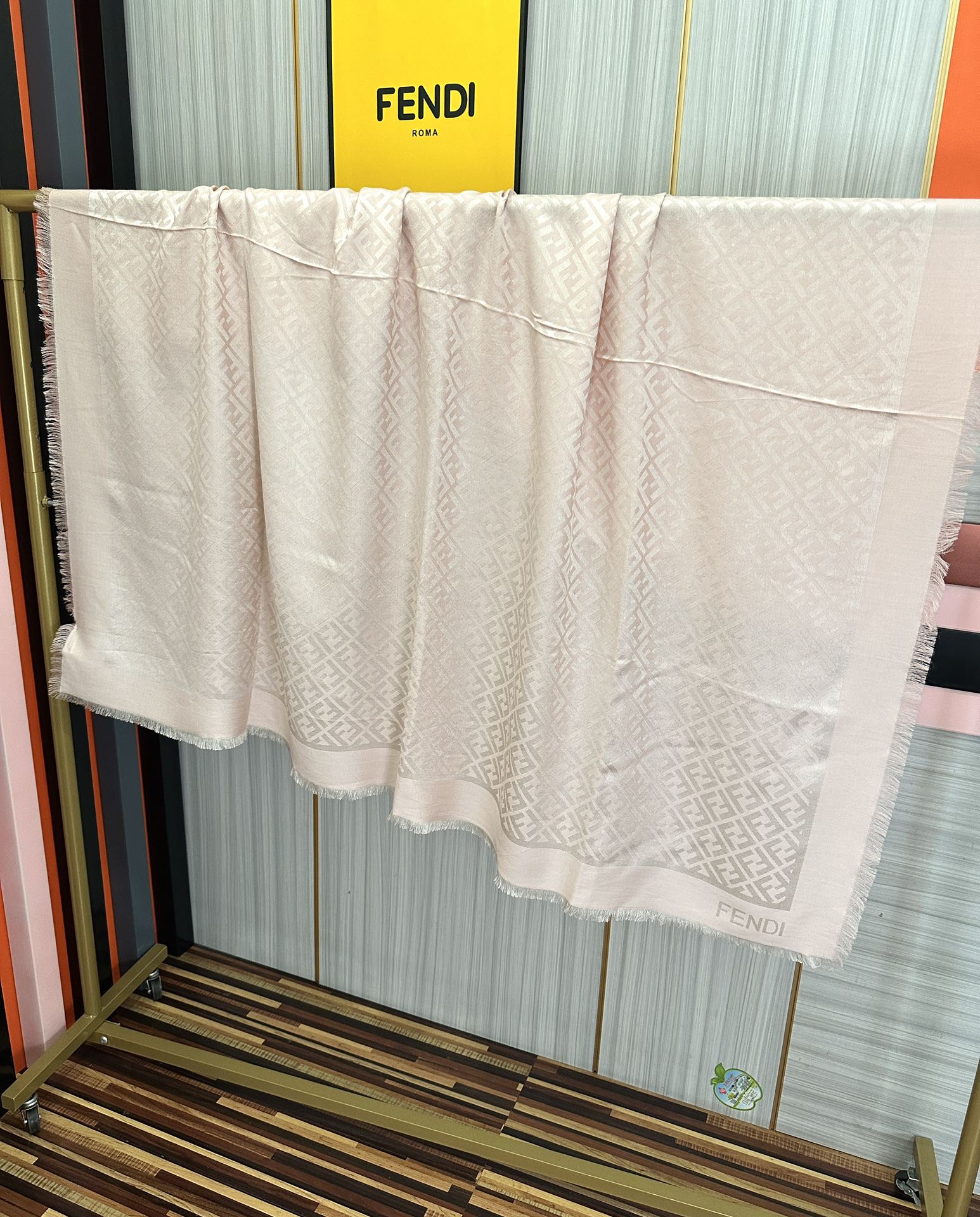 。新款 芬迪 ZG同步2025最新款 重磅推荐F字母标志，太美了[得意]，永不过时，好货不怕晚，经典款F