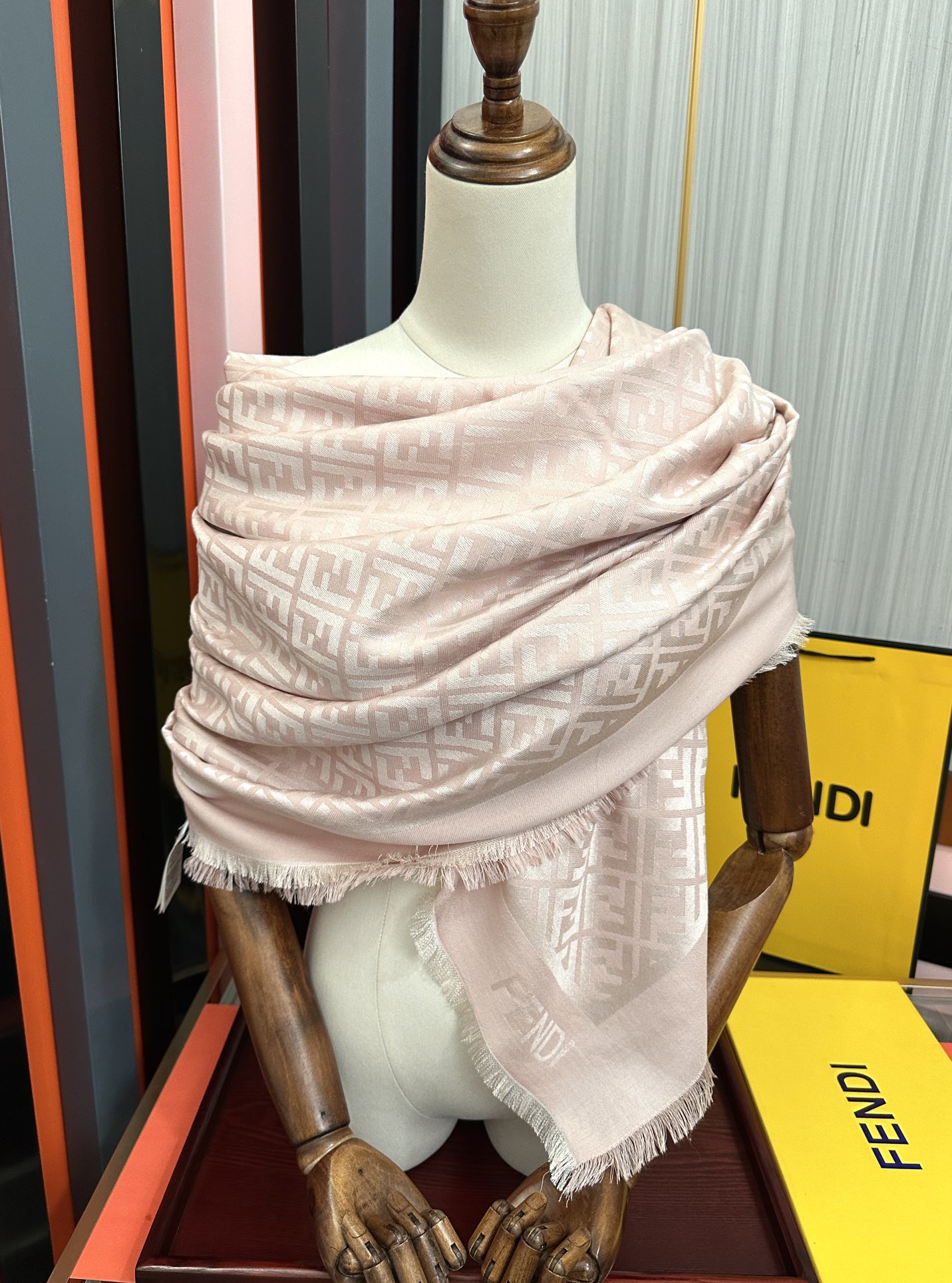 。新款 芬迪 ZG同步2025最新款 重磅推荐F字母标志，太美了[得意]，永不过时，好货不怕晚，经典款F